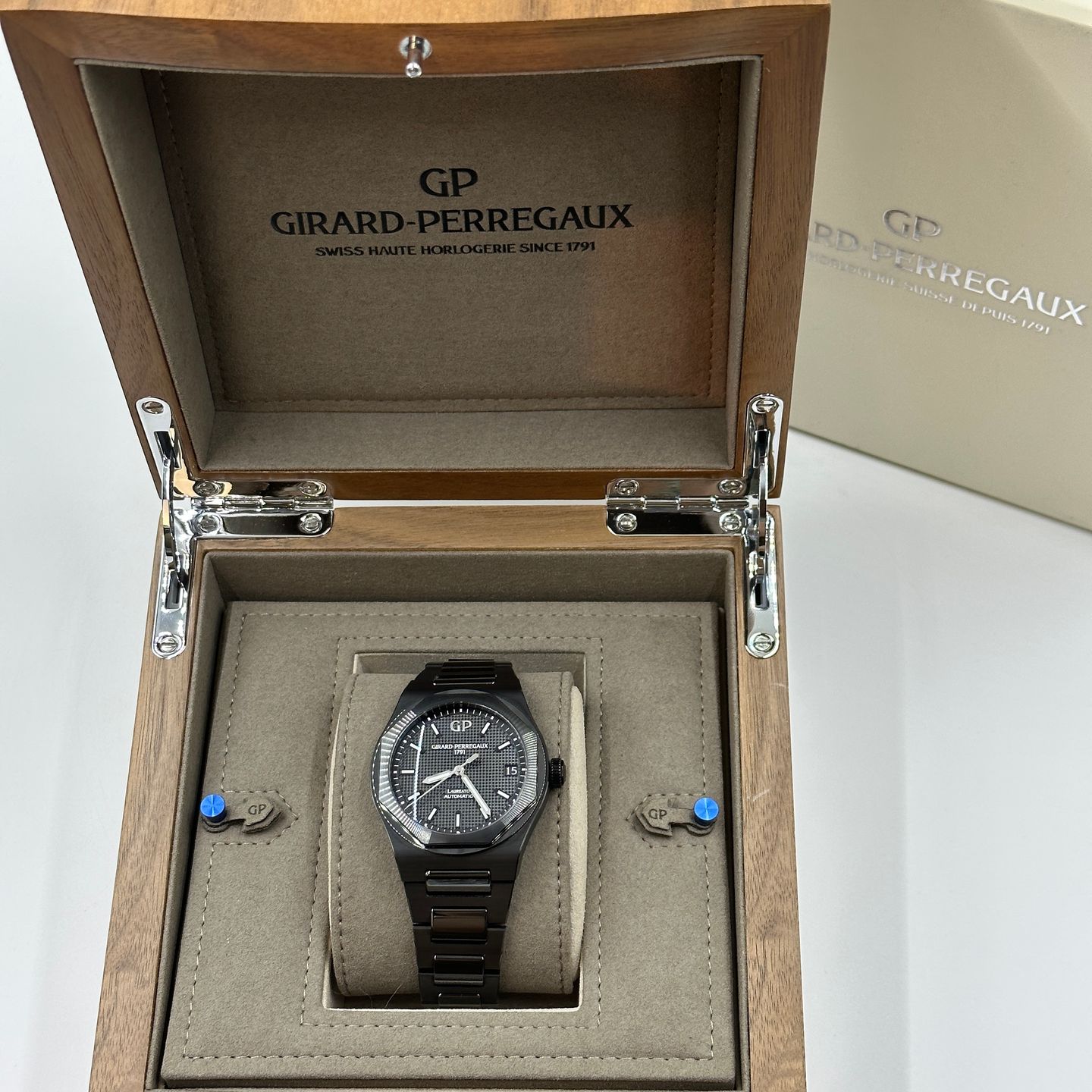 Girard-Perregaux Laureato 81010-32-631-32A (2023) - Black dial 42 mm Ceramic case (2/8)