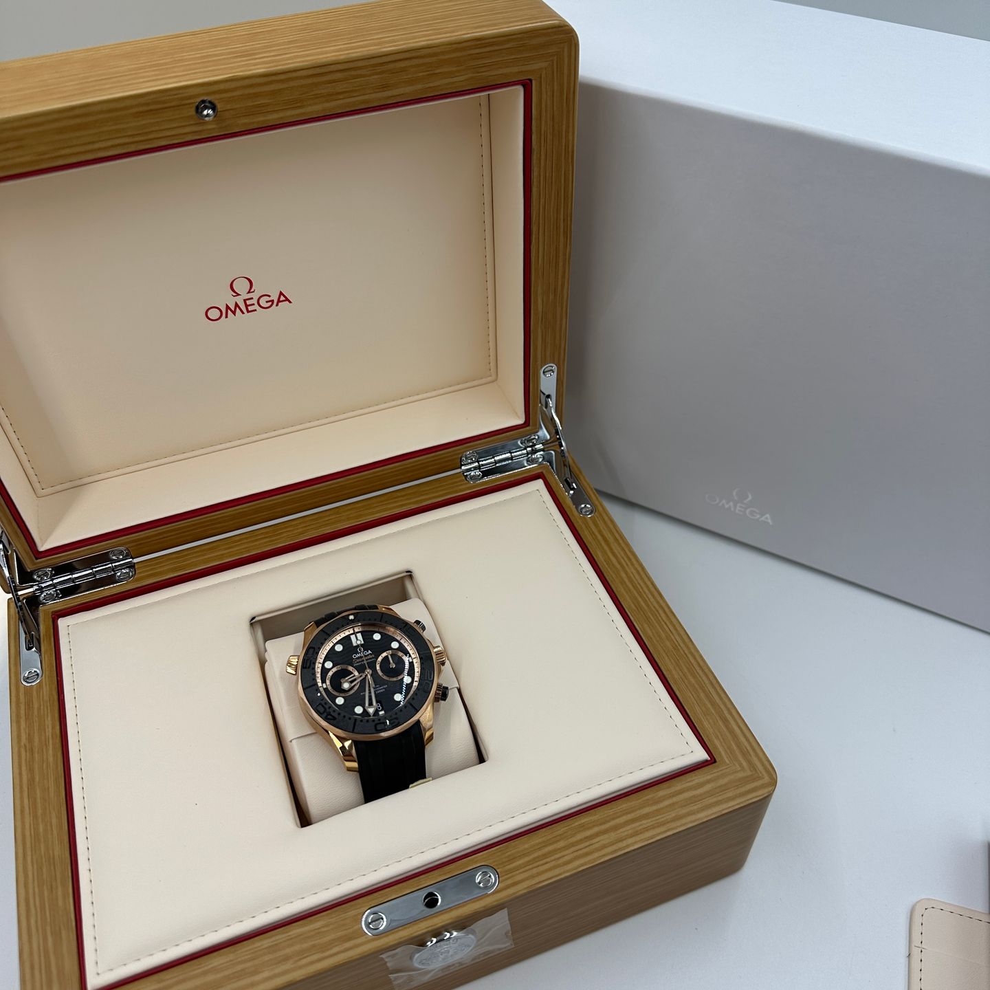 Omega Seamaster Diver 300 M 210.62.44.51.01.001 (2023) - Black dial 44 mm Rose Gold case (2/8)