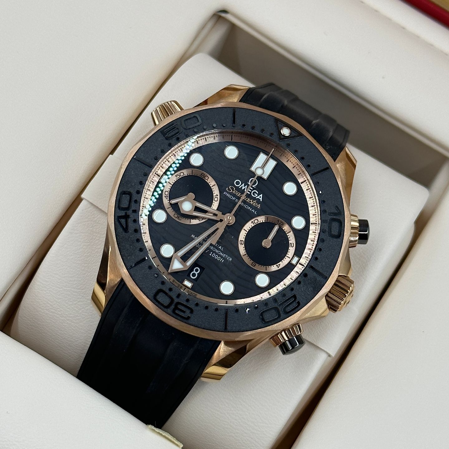 Omega Seamaster Diver 300 M 210.62.44.51.01.001 (2023) - Black dial 44 mm Rose Gold case (3/8)