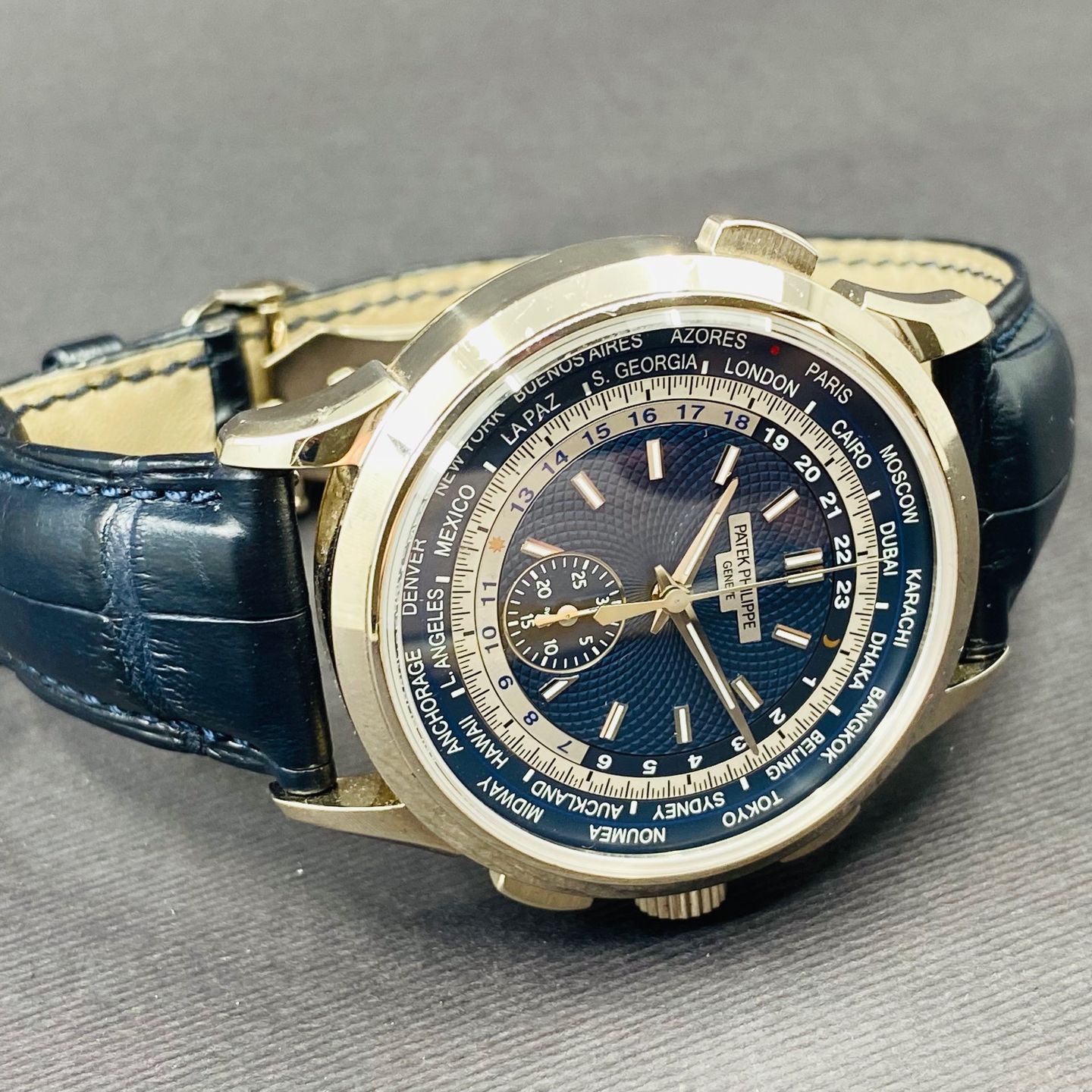 Patek Philippe World Time Chronograph 5930G-010 (2017) - Blue dial 40 mm White Gold case (2/7)