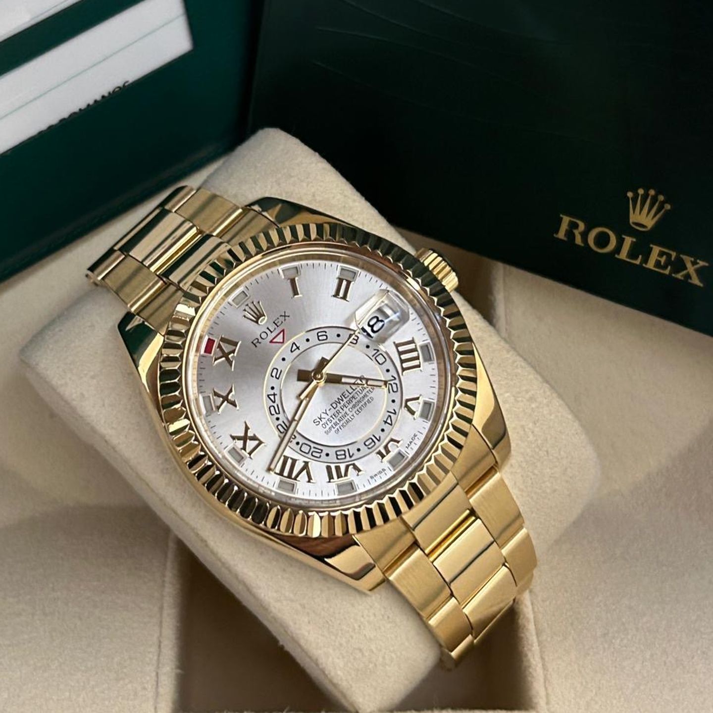 Rolex Sky-Dweller 326938 (2015) - Silver dial 42 mm Yellow Gold case (1/1)