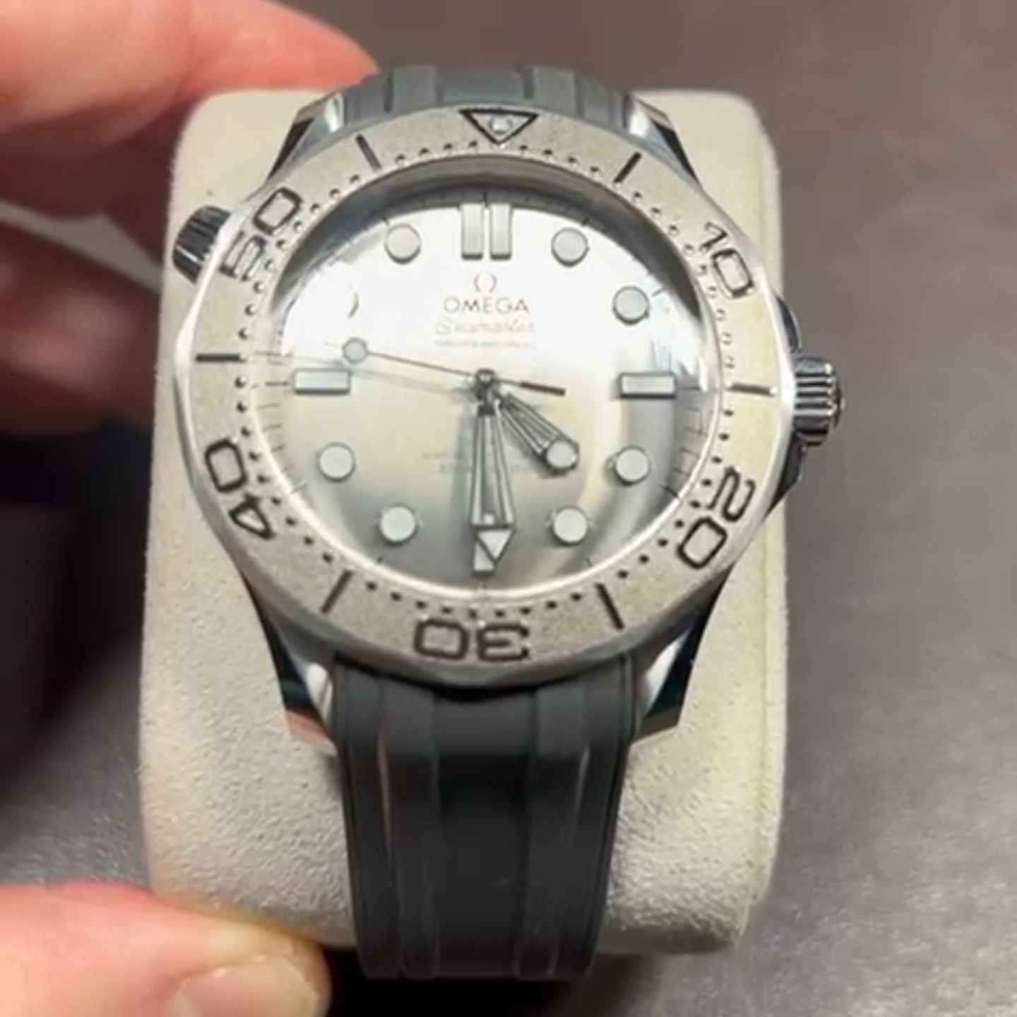 Omega Seamaster Diver 300 M 210.32.42.20.06.002 (2025) - Grey dial 42 mm Steel case (4/4)