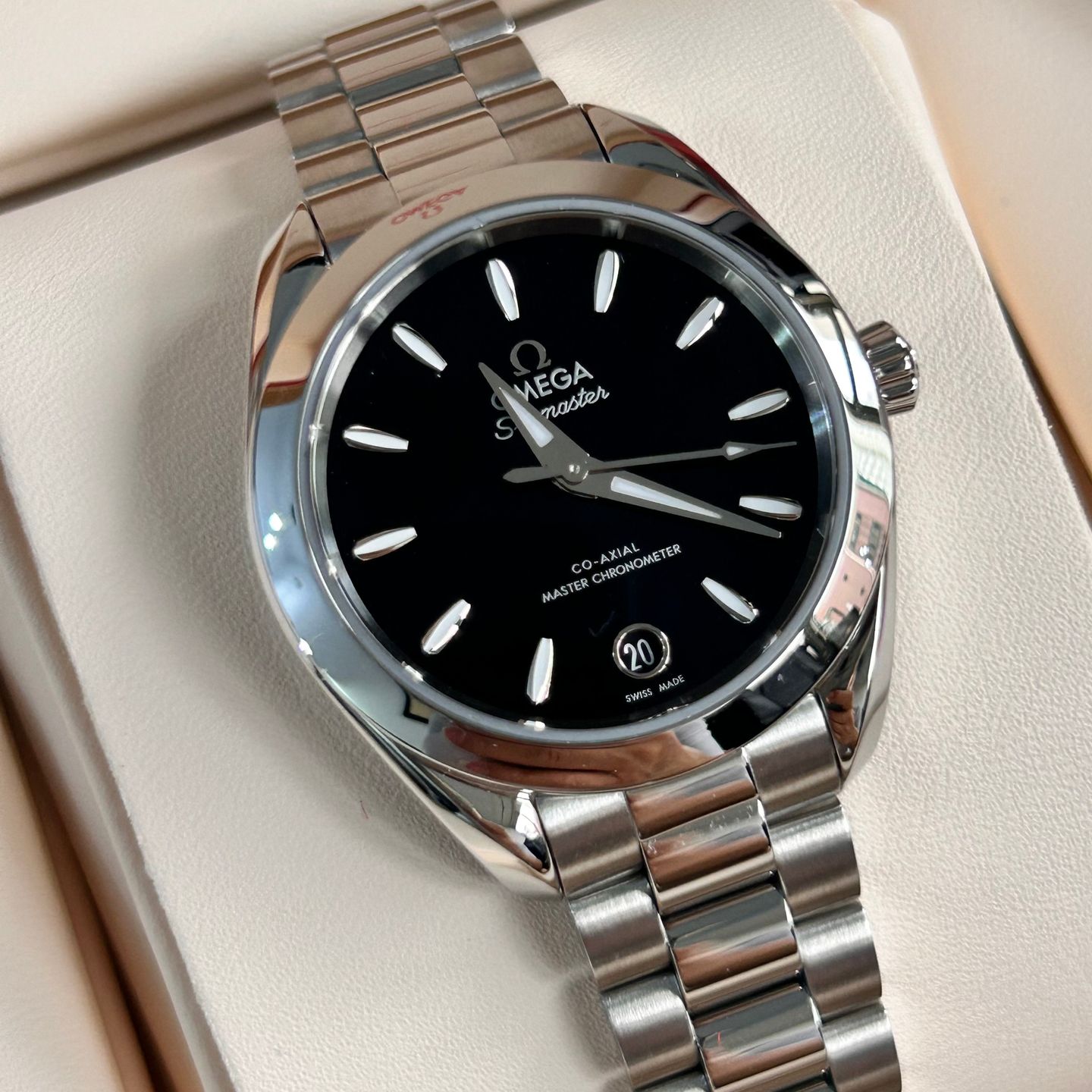 Omega Seamaster Aqua Terra 220.10.30.20.01.001 (2025) - Black dial 30 mm Steel case (2/6)