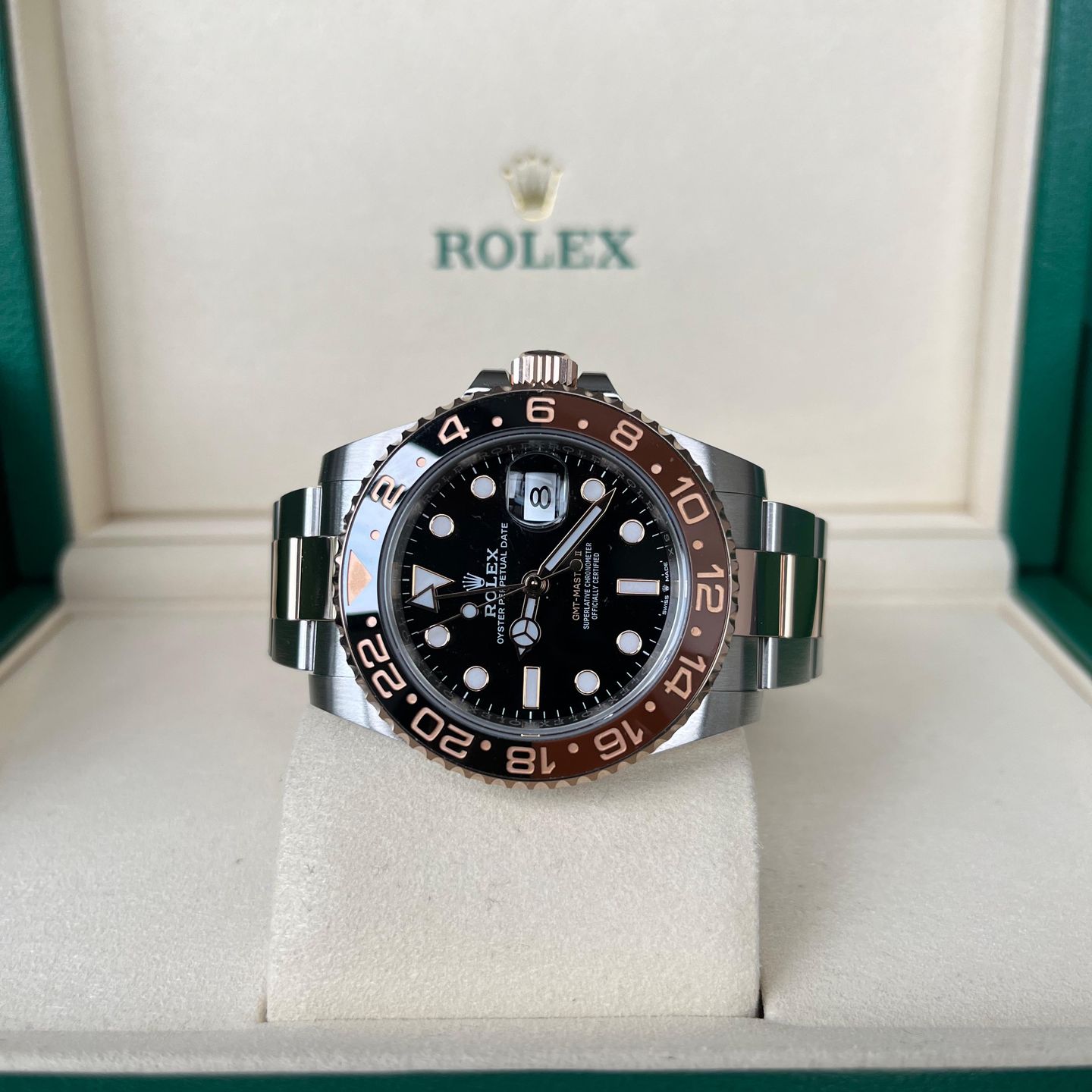 Rolex GMT-Master II 126711CHNR (2025) - Black dial 40 mm Gold/Steel case (2/8)