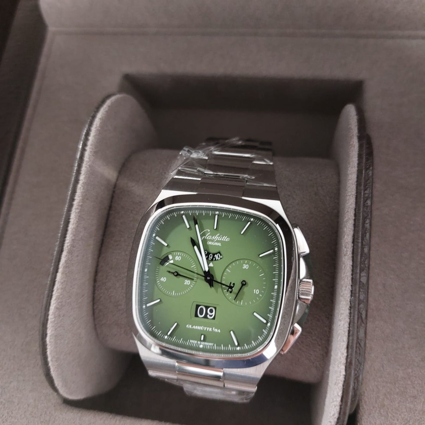 Glashütte Original Seventies Chronograph Panorama Date 1-37-02-09-02-70 - (1/8)