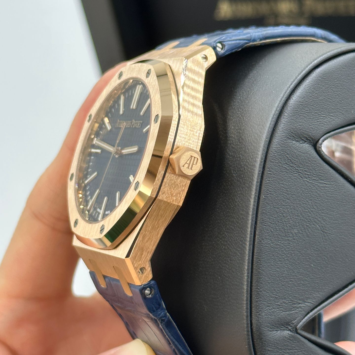 Audemars Piguet Royal Oak Selfwinding 15510OR.OO.D315CR.02 (2023) - Blue dial 41 mm Rose Gold case (4/8)