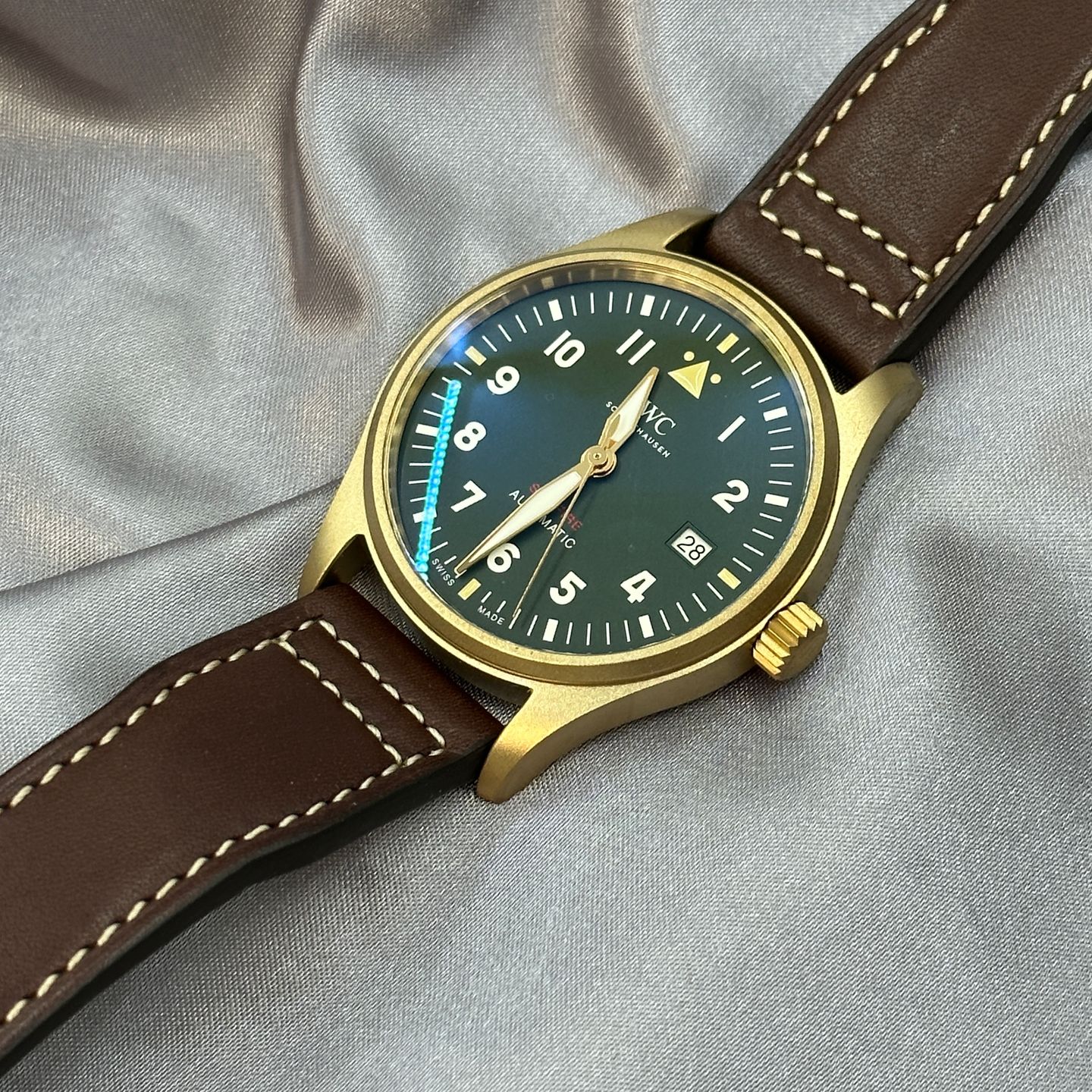 IWC Pilot IW326802 (2024) - Groen wijzerplaat 39mm Brons (2/7)