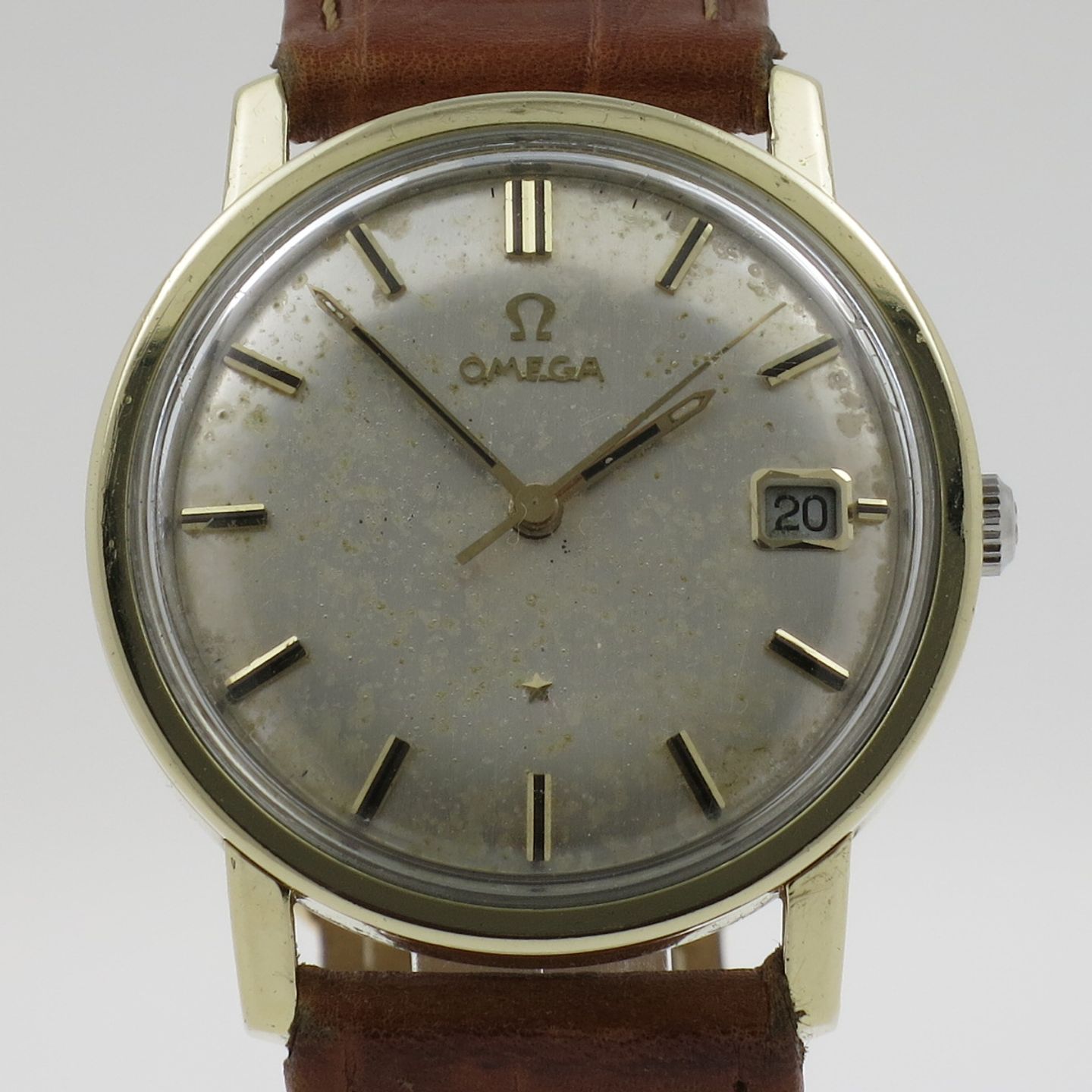 Omega Constellation 168.010 (1967) - Silver dial 35 mm Yellow Gold case (1/4)
