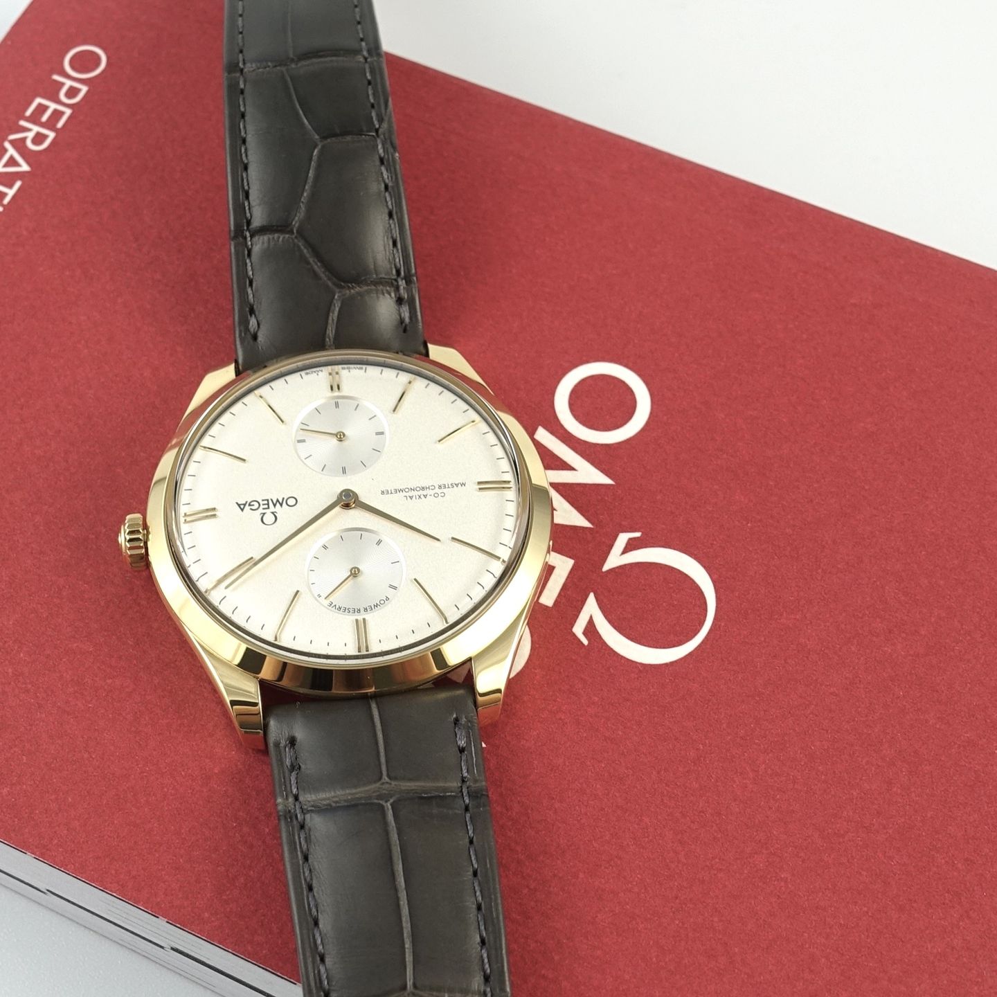 Omega De Ville Trésor 435.53.40.22.02.001 (2024) - Silver dial 40 mm Yellow Gold case (3/7)