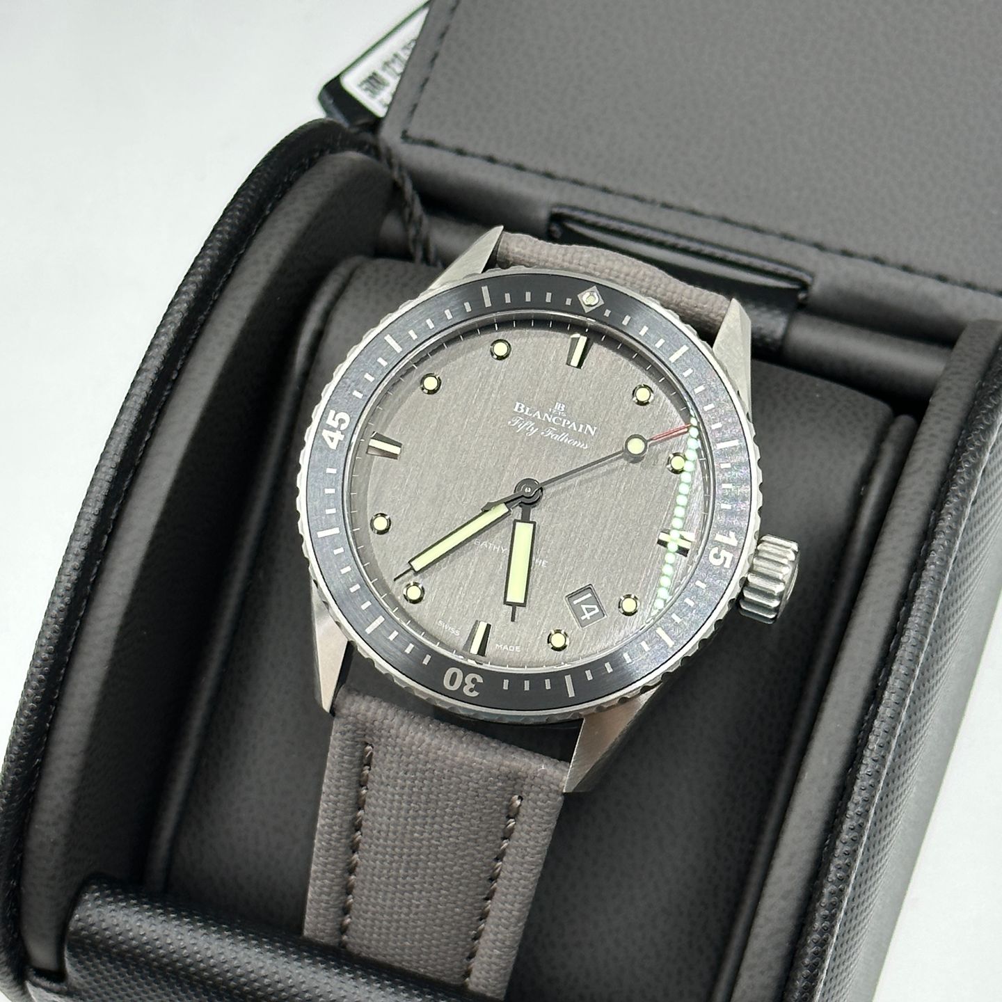 Blancpain Fifty Fathoms Bathyscaphe 5000-1210-G52A (2024) - Grijs wijzerplaat 43mm Titanium (3/8)