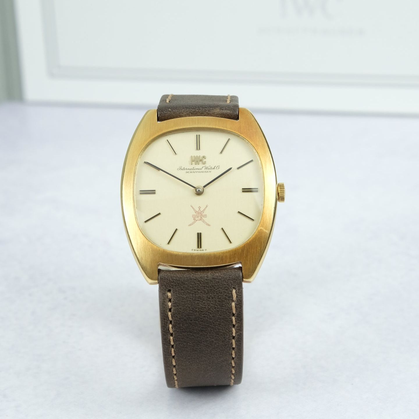 IWC Vintage 2570 (1973) - Silver dial 36 mm Yellow Gold case (2/5)