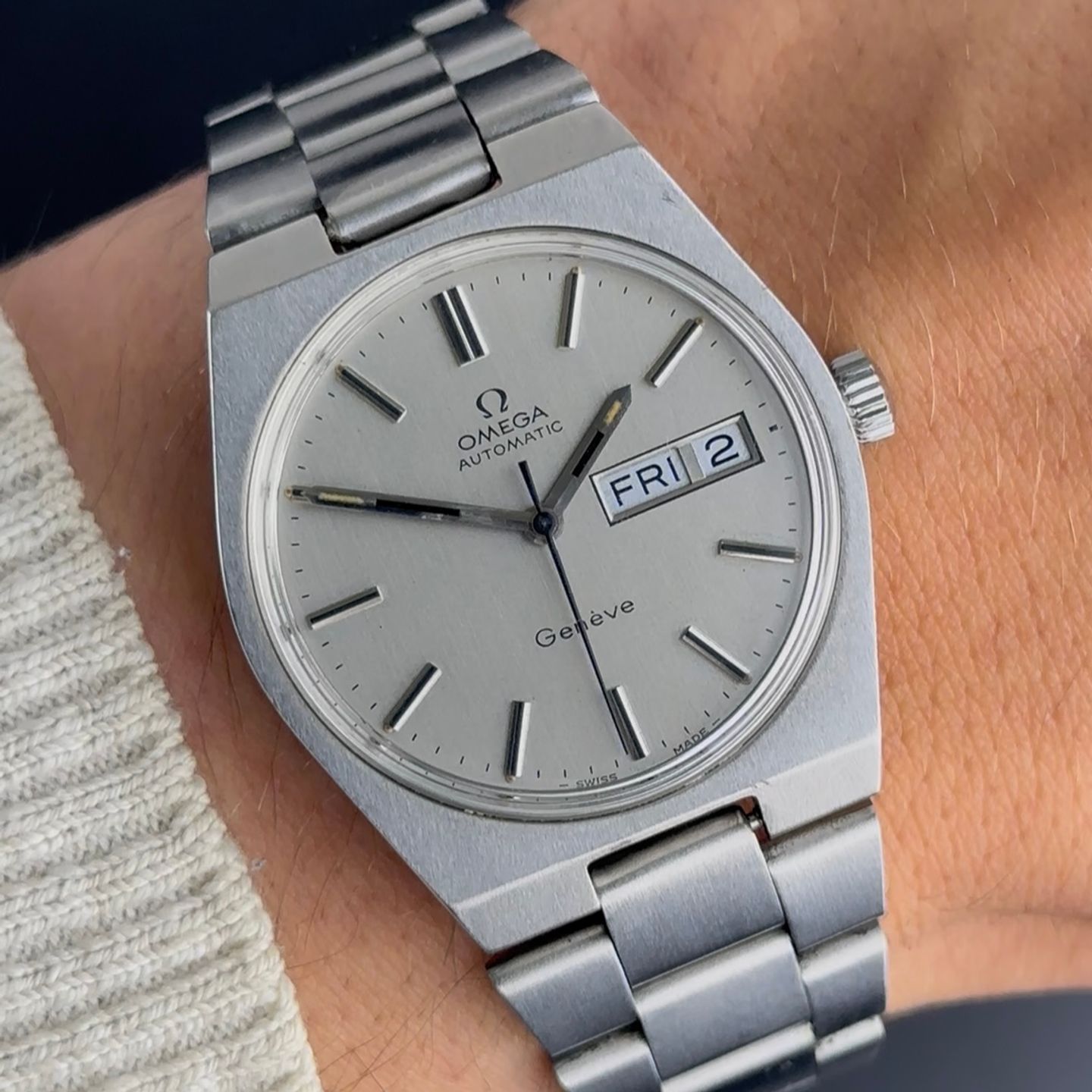 Omega Genève 166.0125 (1972) - Grey dial 35 mm Steel case (2/8)