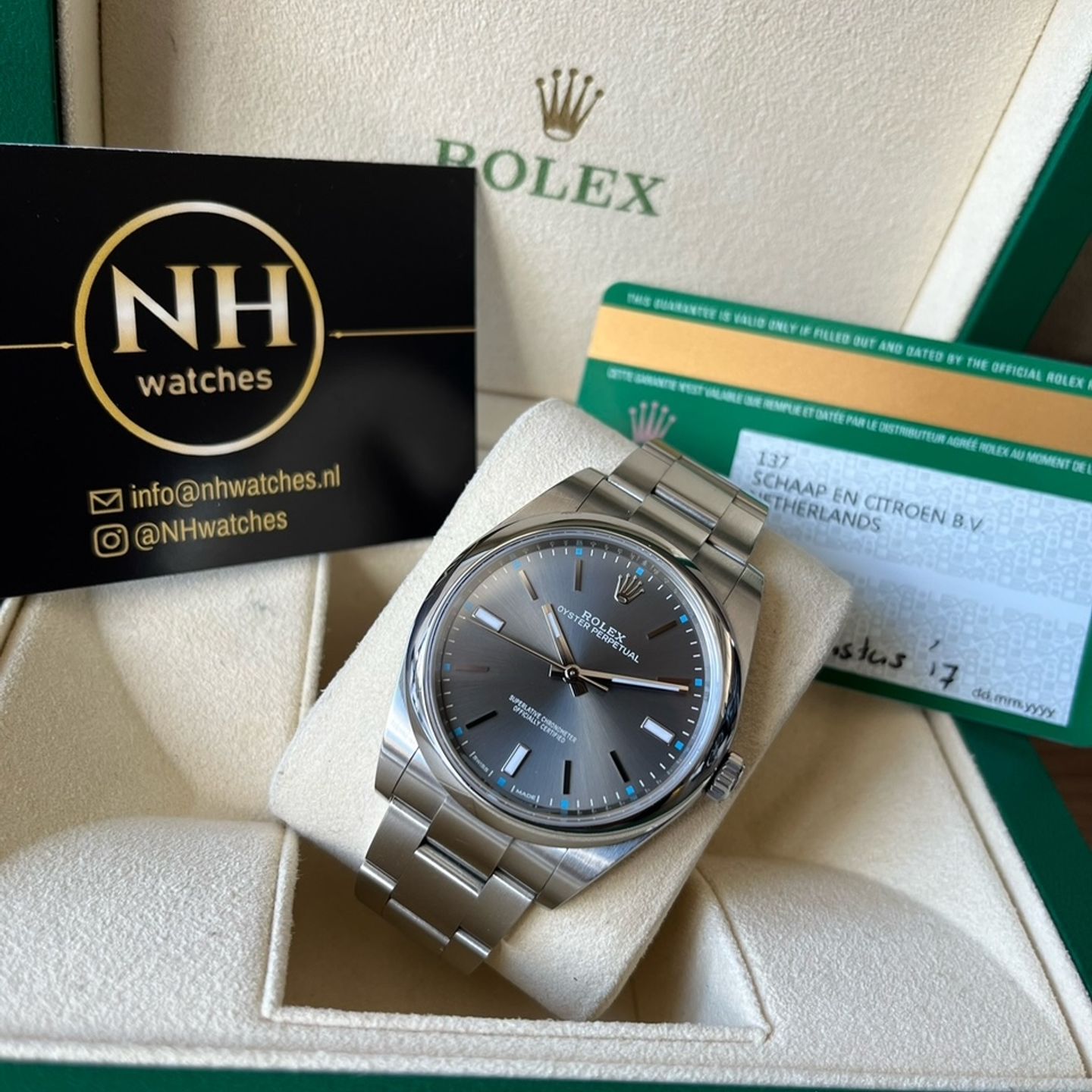 Rolex Oyster Perpetual 39 114300 (2017) - Silver dial 39 mm Steel case (3/8)