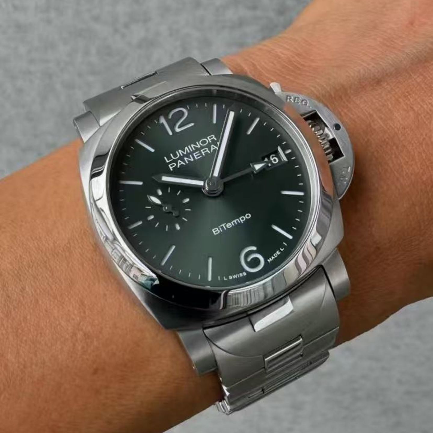 Panerai Luminor PAM01640 (2025) - Green dial 40 mm Steel case (1/6)
