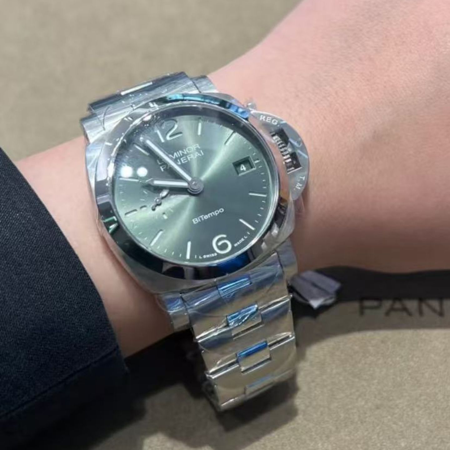 Panerai Luminor PAM01640 (2025) - Green dial 40 mm Steel case (6/6)