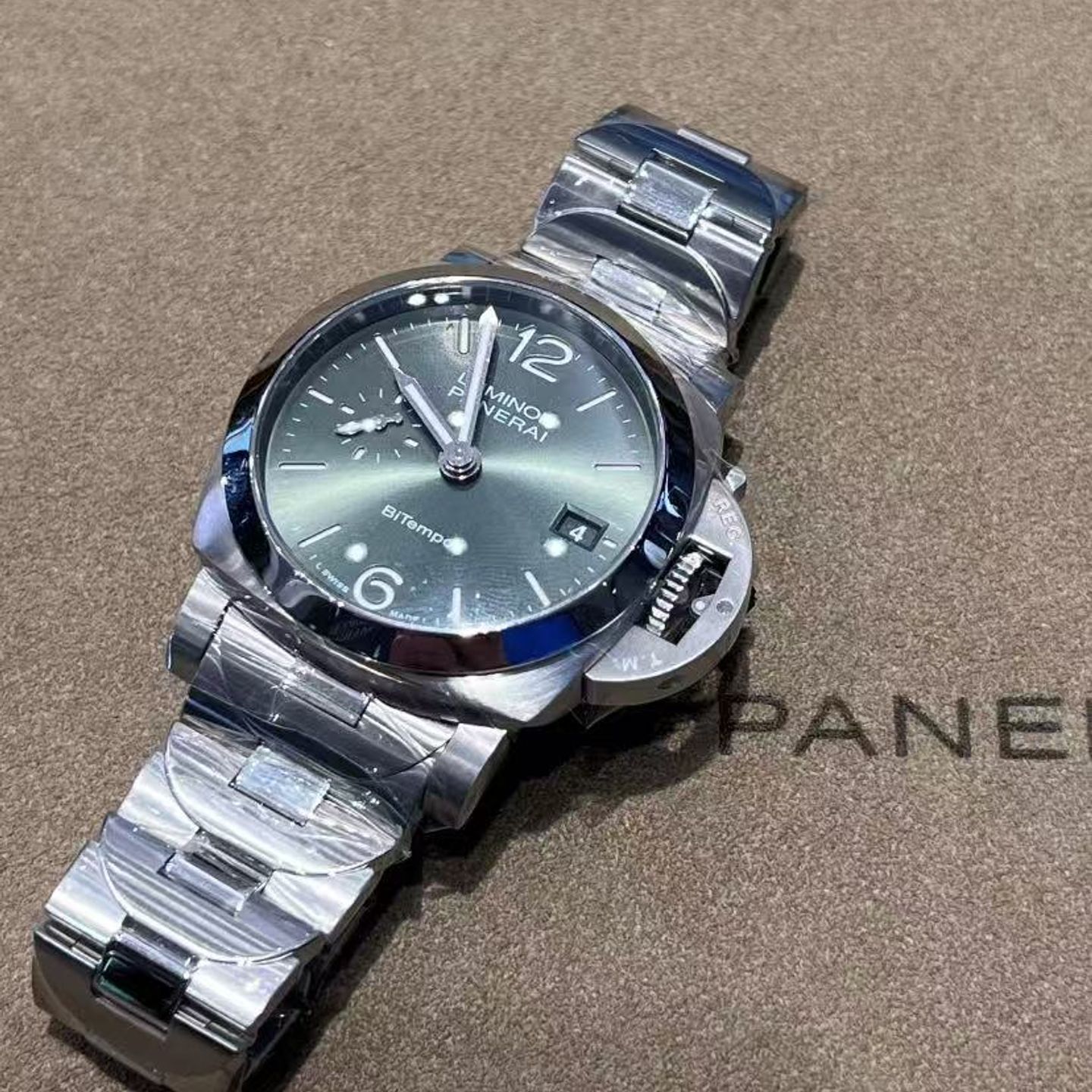 Panerai Luminor PAM01640 (2025) - Green dial 40 mm Steel case (3/6)