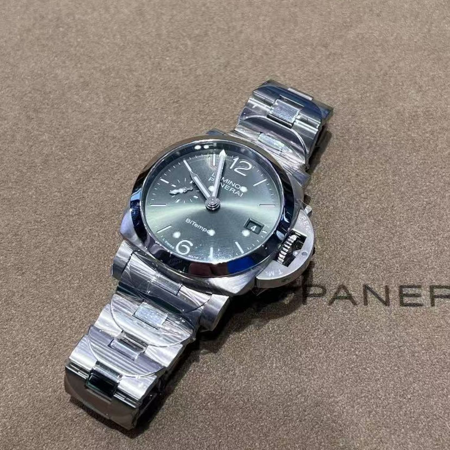 Panerai Luminor PAM01640 (2025) - Green dial 40 mm Steel case (5/6)