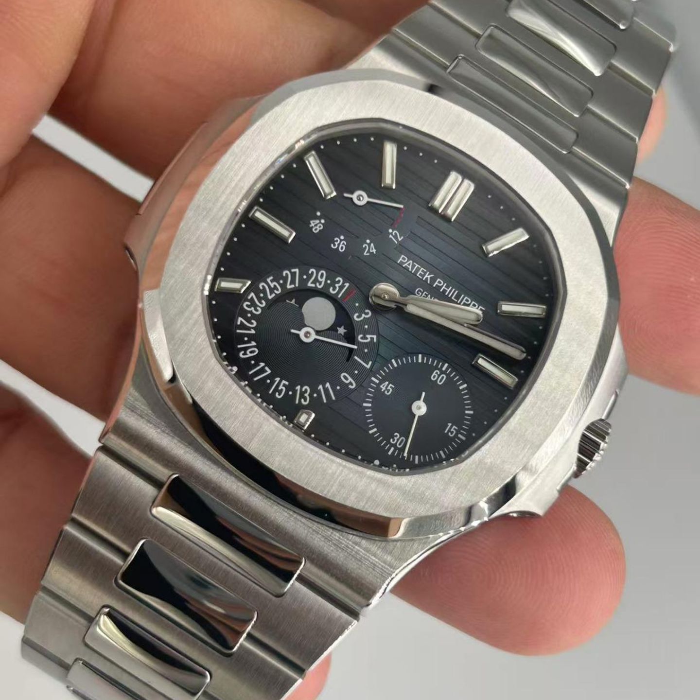 Patek Philippe Nautilus 5712/1A-001 2025 (2025) - Blue dial 40 mm Steel case (4/8)