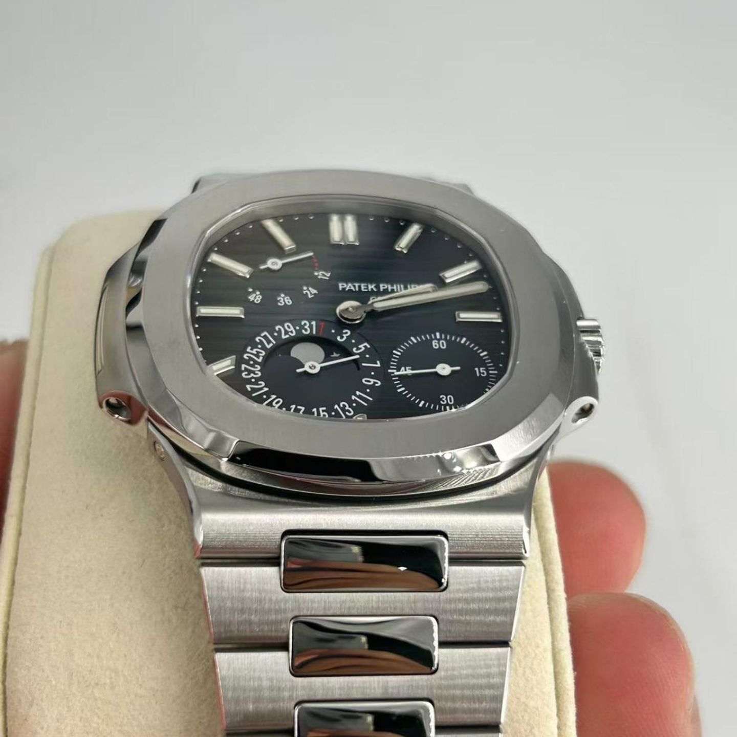 Patek Philippe Nautilus 5712/1A-001 2025 (2025) - Blue dial 40 mm Steel case (3/8)