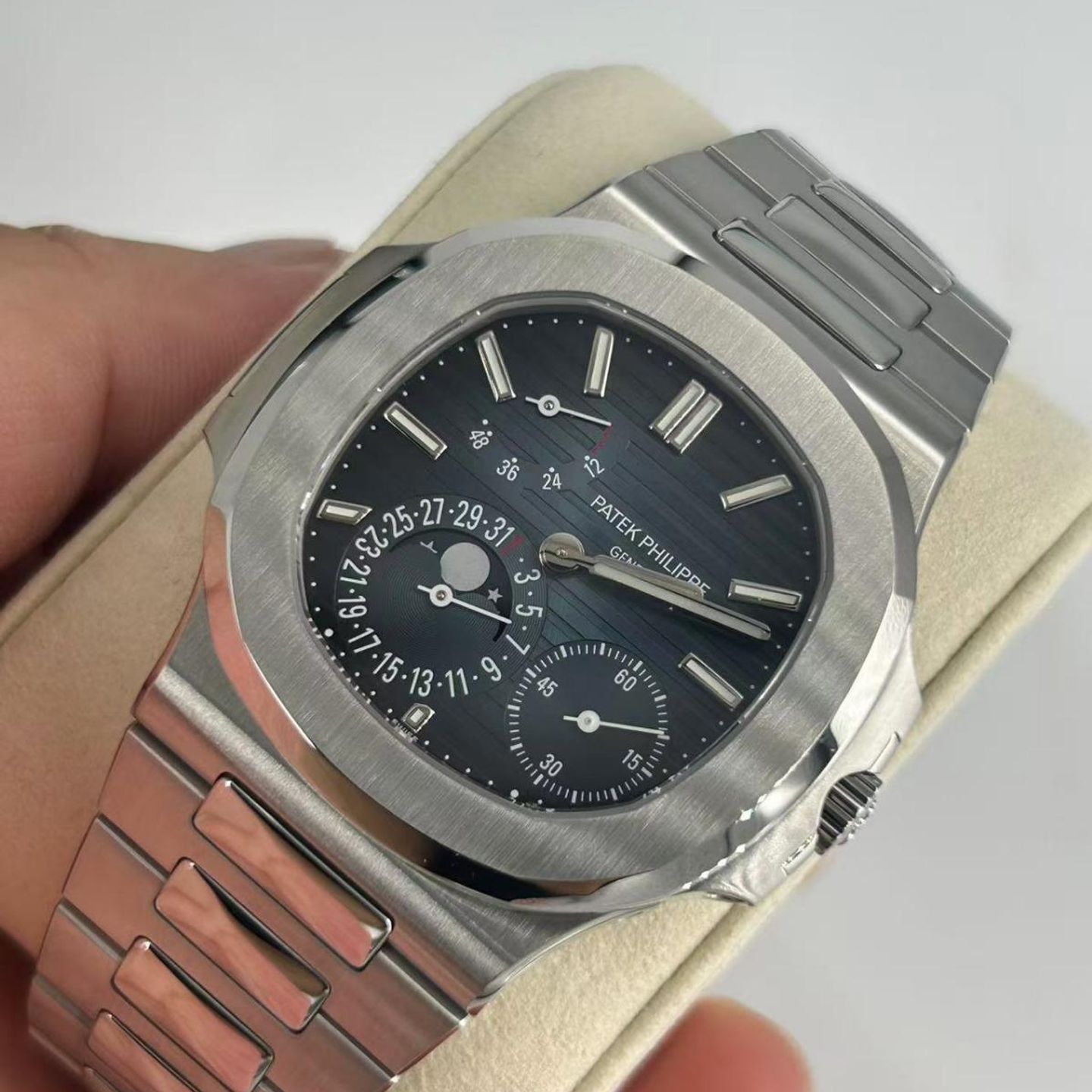 Patek Philippe Nautilus 5712/1A-001 2025 (2025) - Blue dial 40 mm Steel case (6/8)