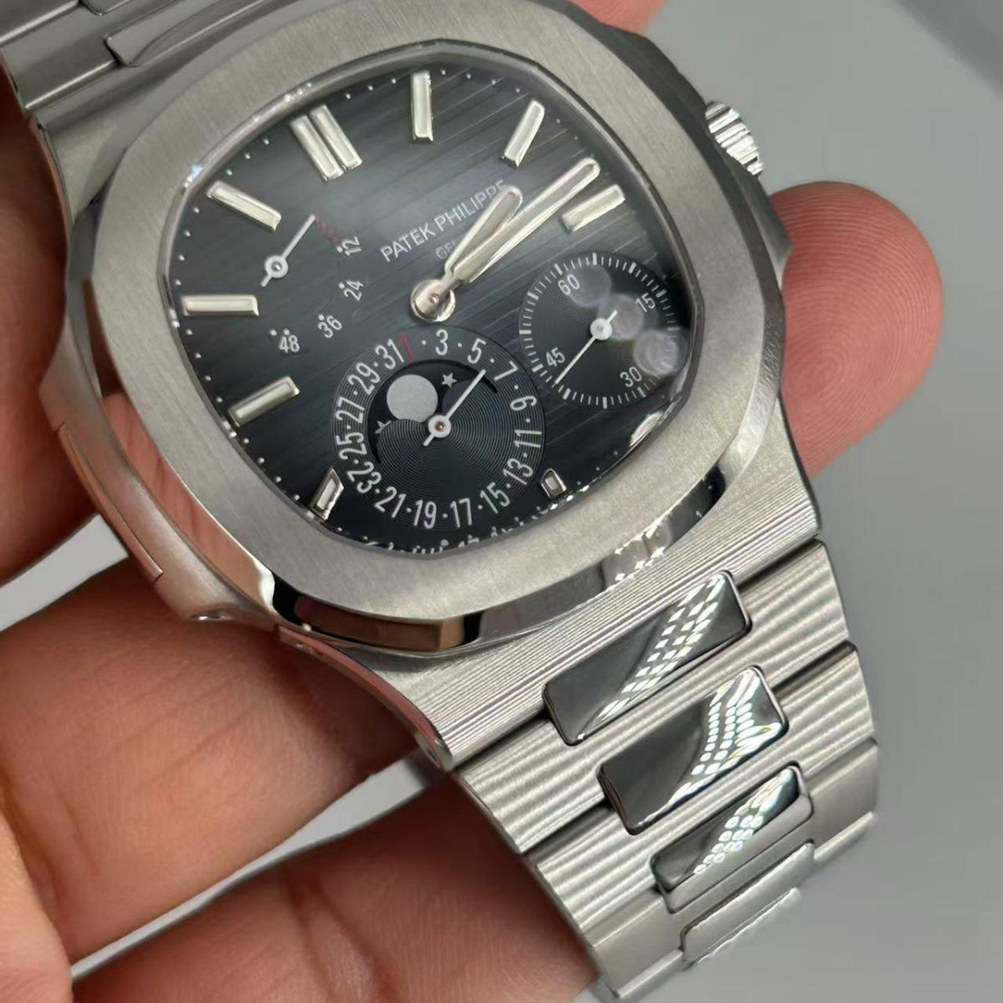 Patek Philippe Nautilus 5712/1A-001 2025 (2025) - Blue dial 40 mm Steel case (5/8)