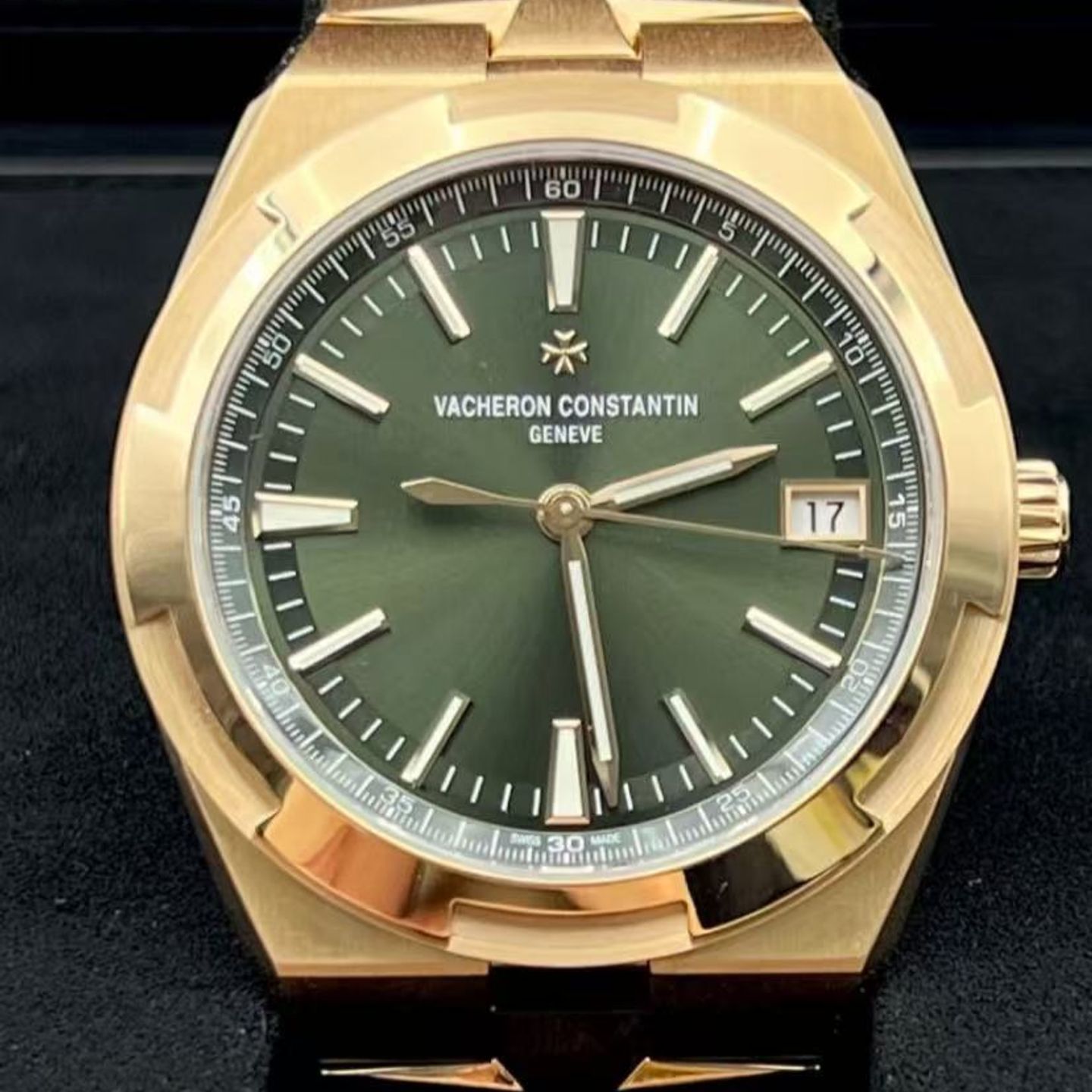 Vacheron Constantin Overseas 4520V/210R-B967 (2025) - Green dial 41 mm Rose Gold case (1/5)