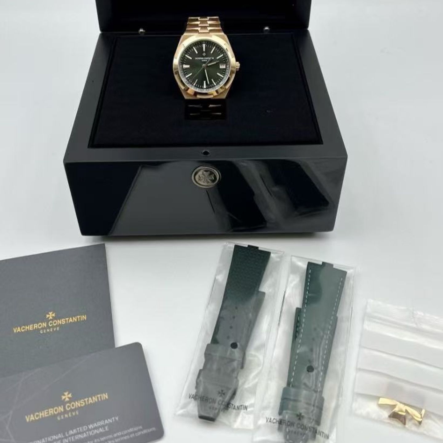 Vacheron Constantin Overseas 4520V/210R-B967 (2025) - Green dial 41 mm Rose Gold case (2/5)