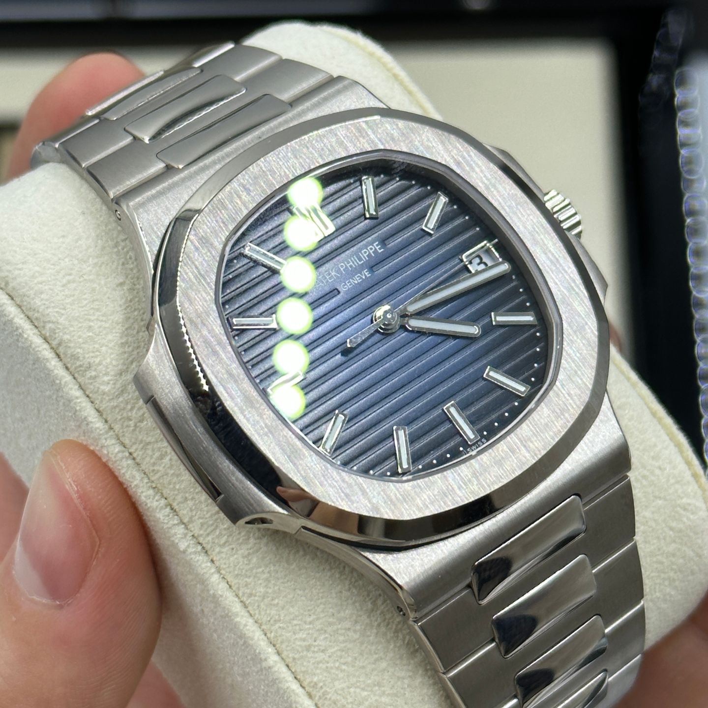 Patek Philippe Nautilus 5811/1G-001 (2023) - Blue dial 41 mm White Gold case (6/8)