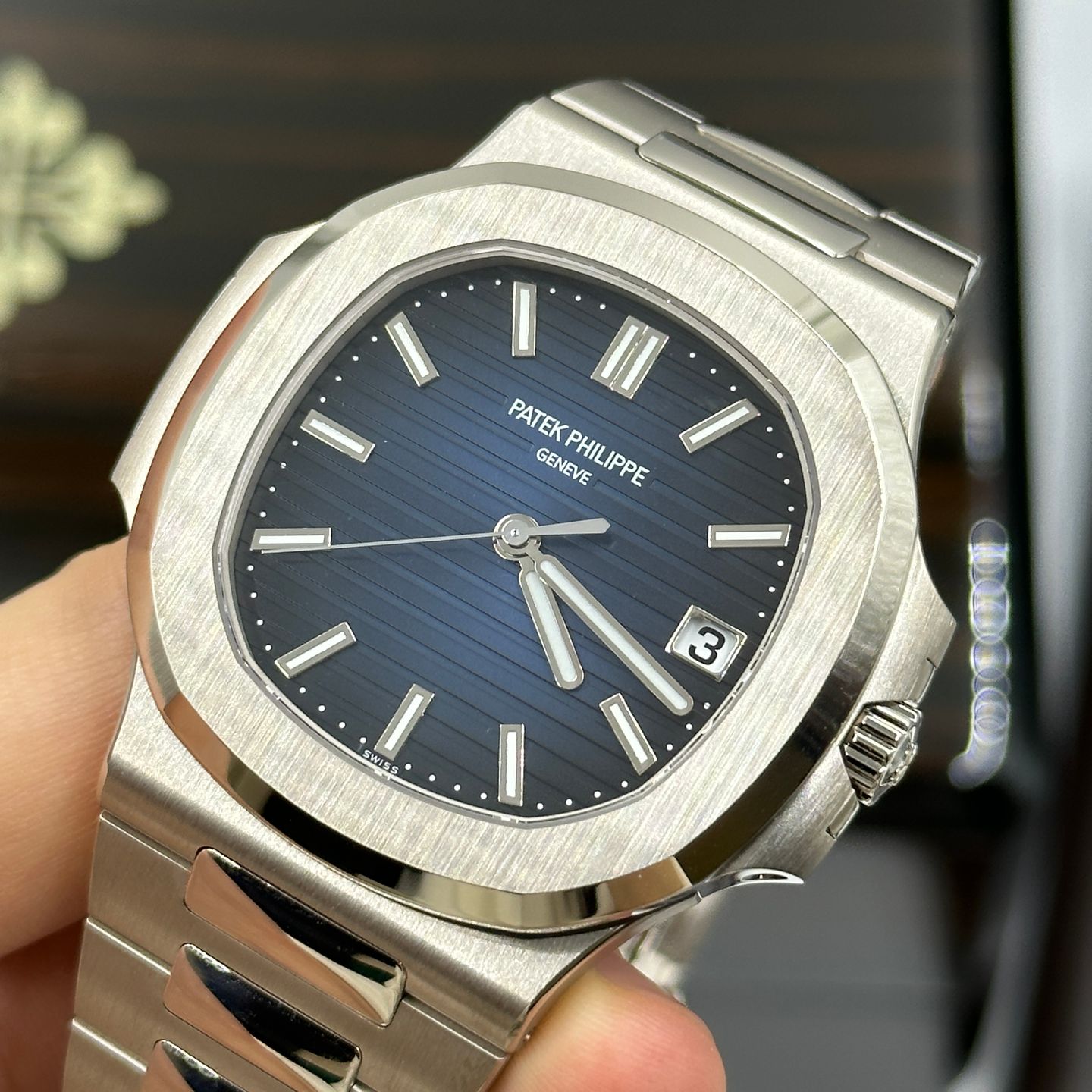 Patek Philippe Nautilus 5811/1G-001 (2023) - Blue dial 41 mm White Gold case (8/8)