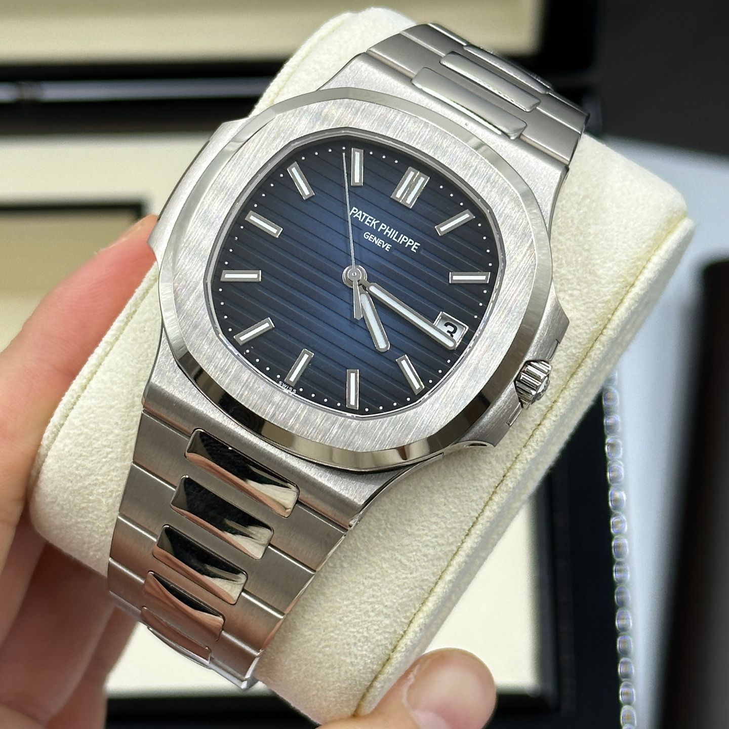 Patek Philippe Nautilus 5811/1G-001 (2023) - Blue dial 41 mm White Gold case (5/8)