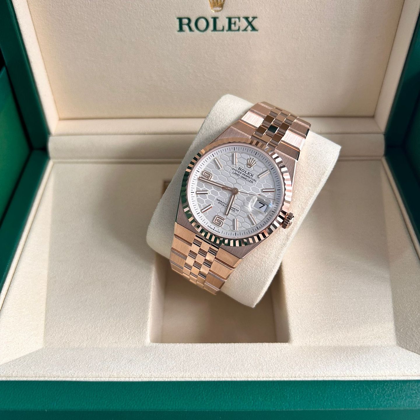 Rolex Land-Dweller 40 127335 (2025) - White dial 40 mm Rose Gold case (4/8)