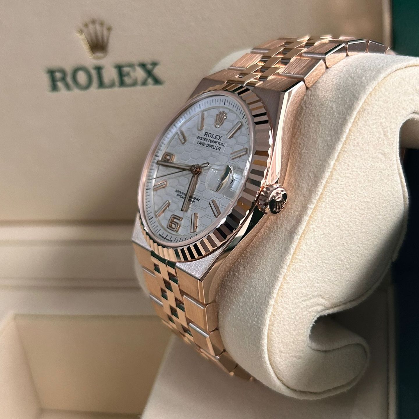Rolex Land-Dweller 40 127335 (2025) - White dial 40 mm Rose Gold case (5/8)