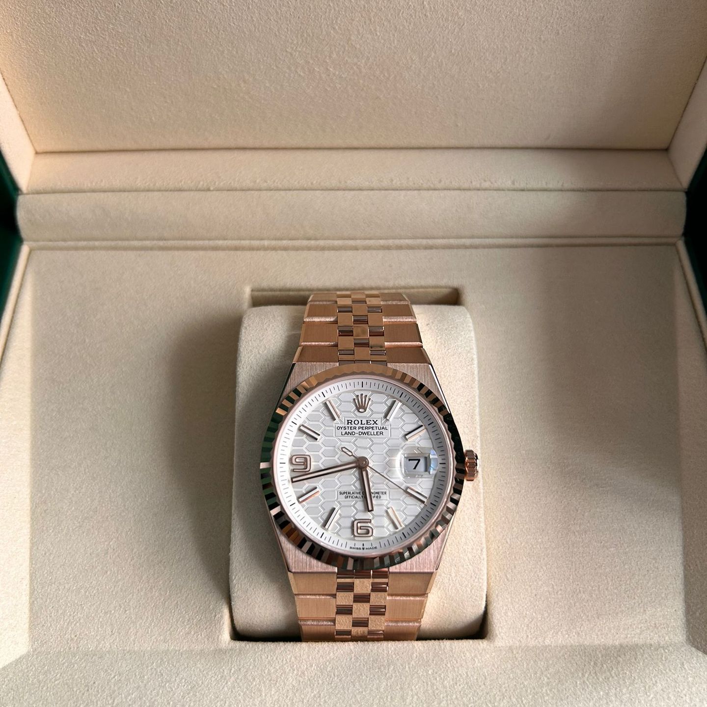 Rolex Land-Dweller 40 127335 (2025) - White dial 40 mm Rose Gold case (1/8)