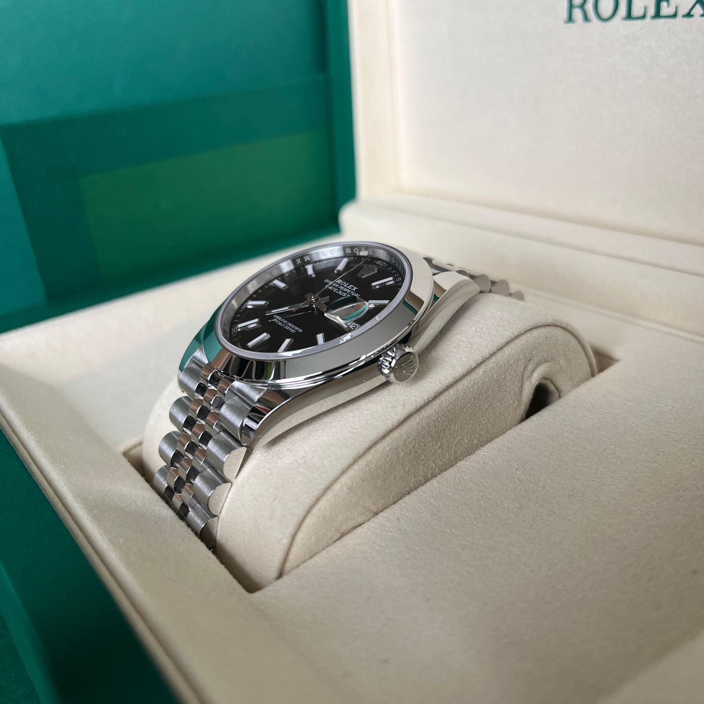 Rolex Datejust 41 126300 (2025) - Zwart wijzerplaat 41mm Staal (2/4)