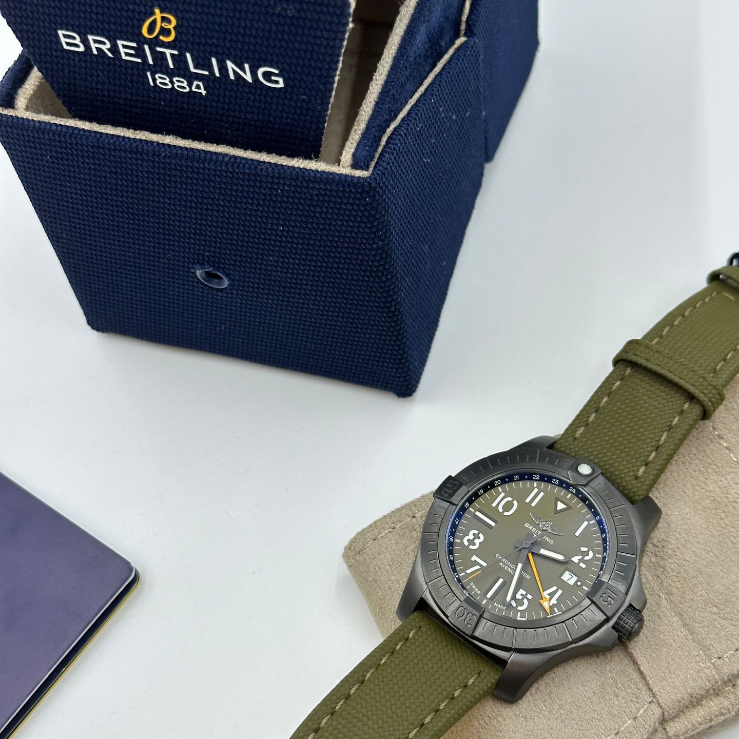 Breitling Avenger V323952A1L1X1 (2023) - Groen wijzerplaat 45mm Titanium (2/8)