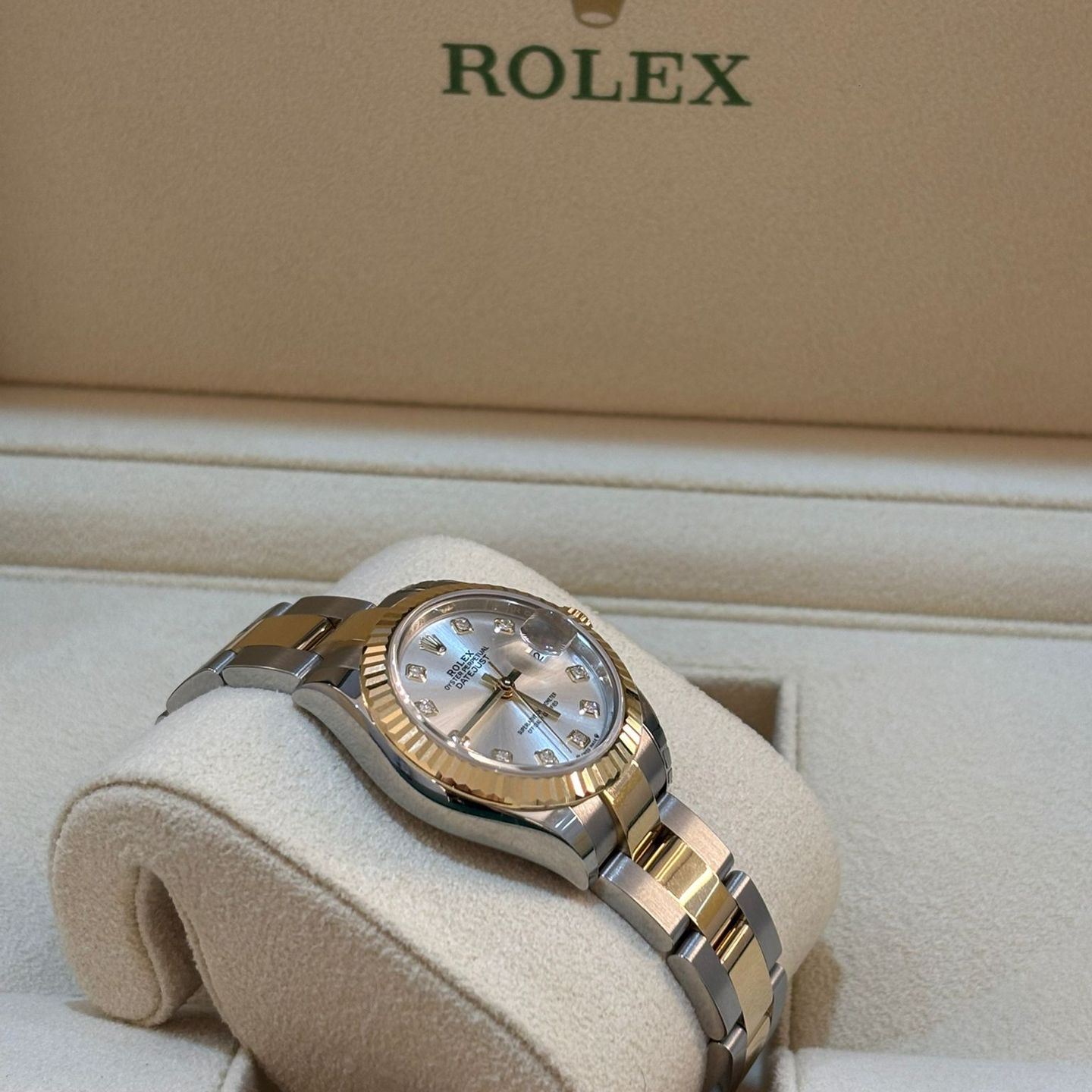 Rolex Lady-Datejust 279173 (2025) - Silver dial 28 mm Gold/Steel case (4/8)