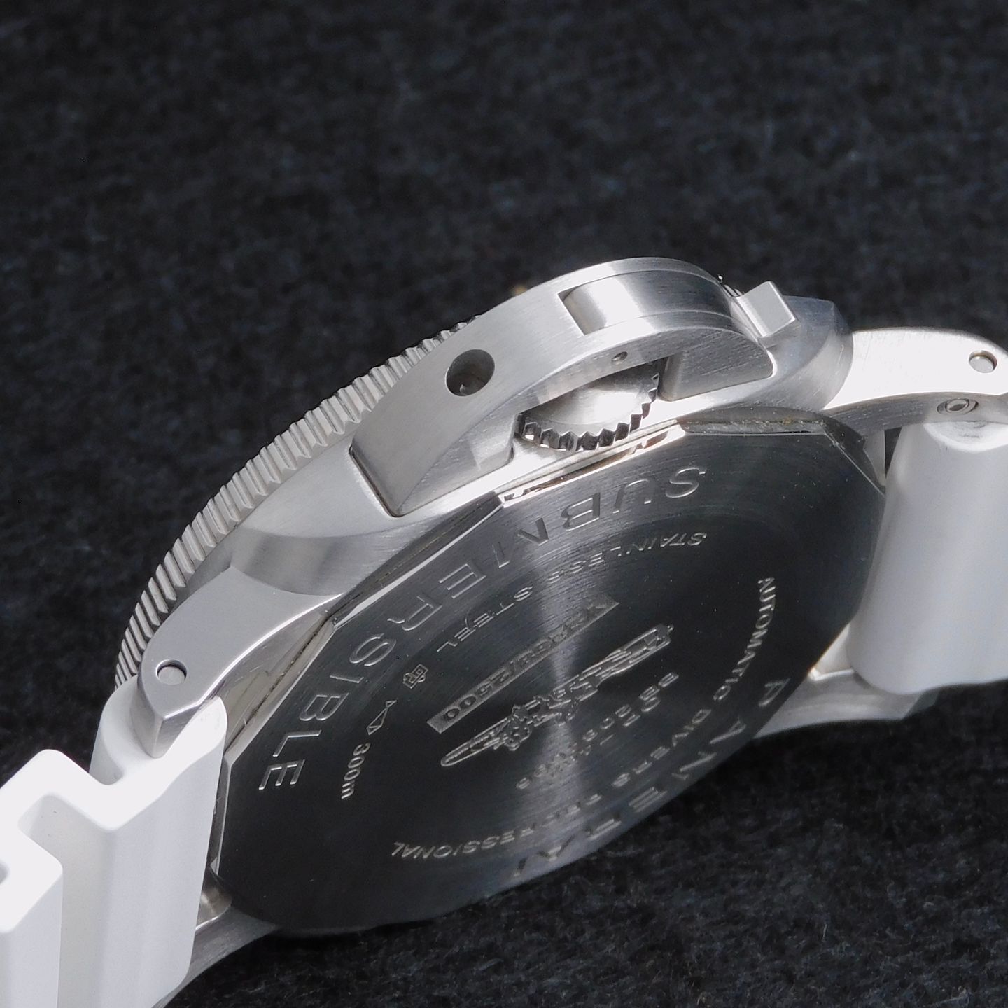 Panerai Luminor Submersible PAM01226 (2023) - White dial 44 mm Steel case (2/7)