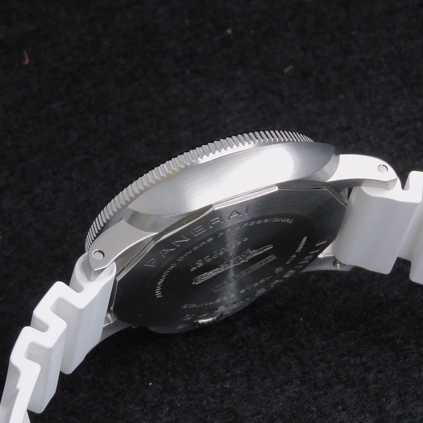 Panerai Luminor Submersible PAM01226 (2023) - White dial 44 mm Steel case (3/7)