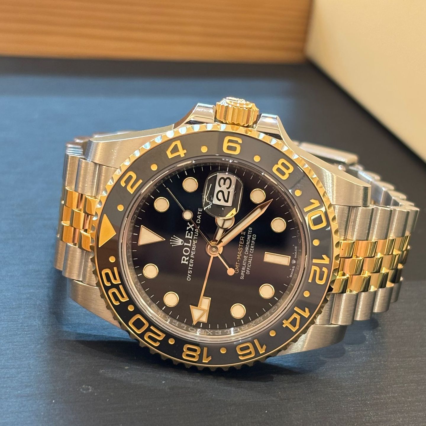 Rolex GMT-Master II 126713GRNR (2025) - Zwart wijzerplaat 40mm Goud/Staal (2/8)