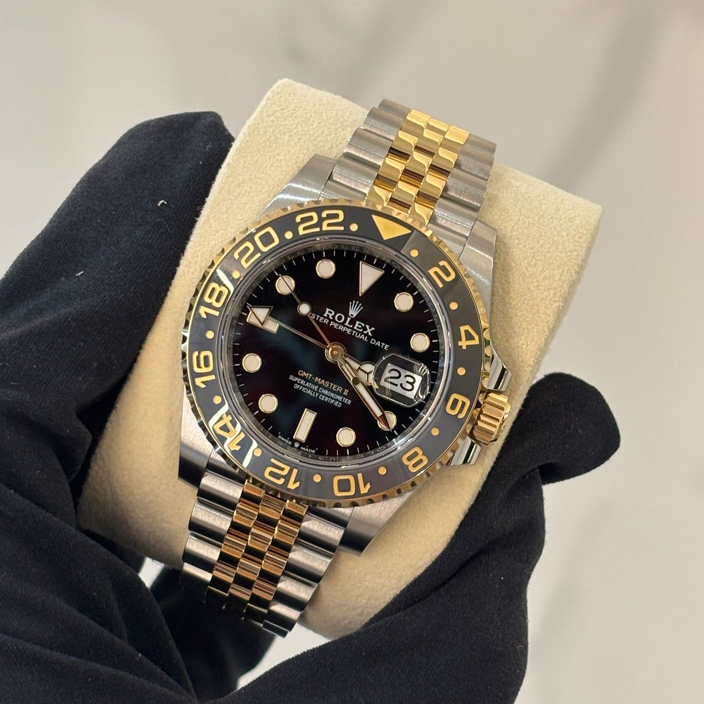 Rolex GMT-Master II 126713GRNR (2025) - Zwart wijzerplaat 40mm Goud/Staal (1/8)