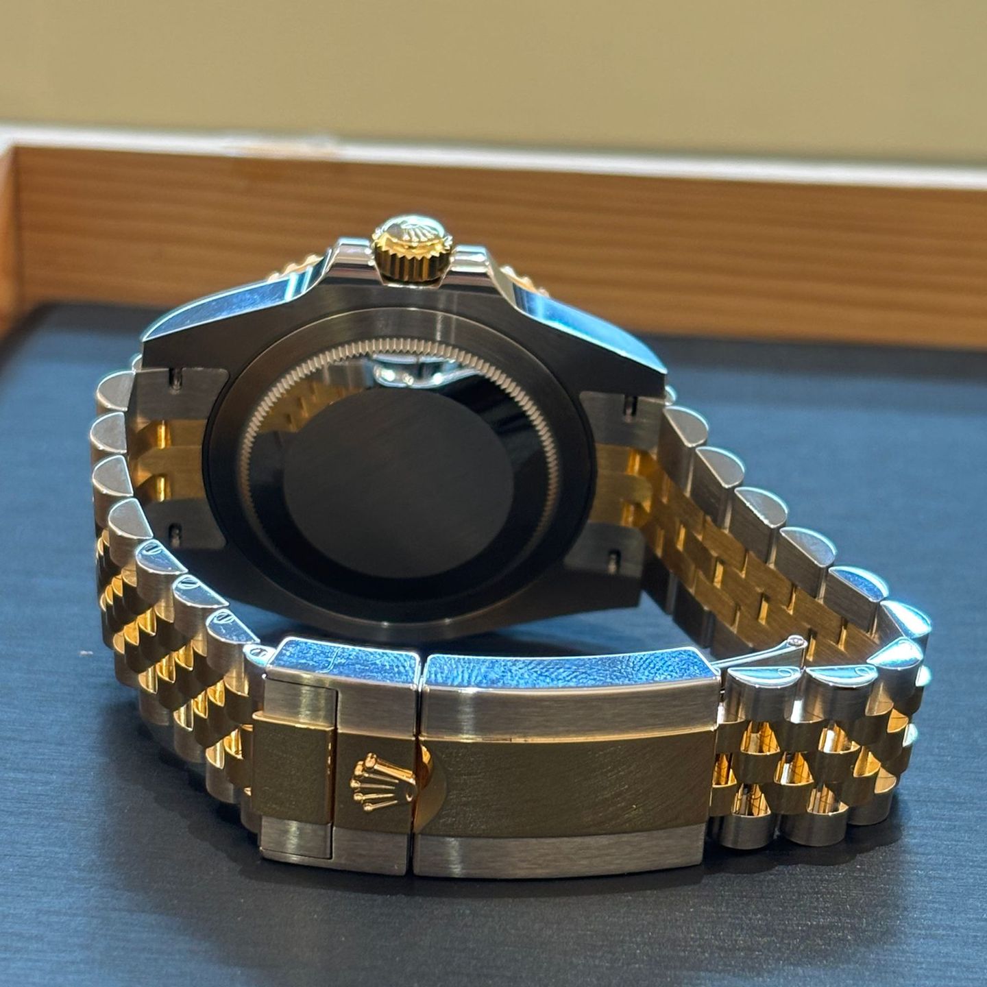 Rolex GMT-Master II 126713GRNR (2025) - Zwart wijzerplaat 40mm Goud/Staal (3/8)