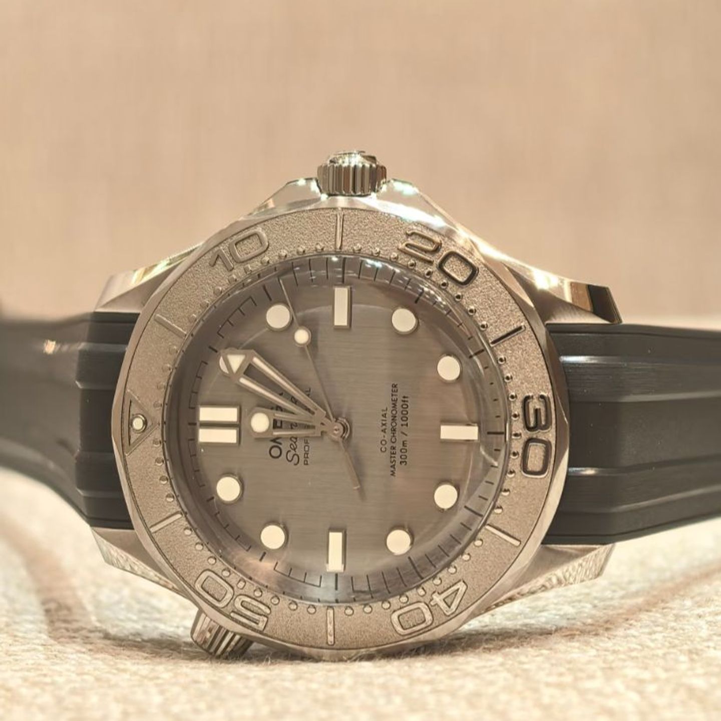 Omega Seamaster Diver 300 M 210.32.42.20.06.002 (2025) - Grey dial 42 mm Steel case (4/4)