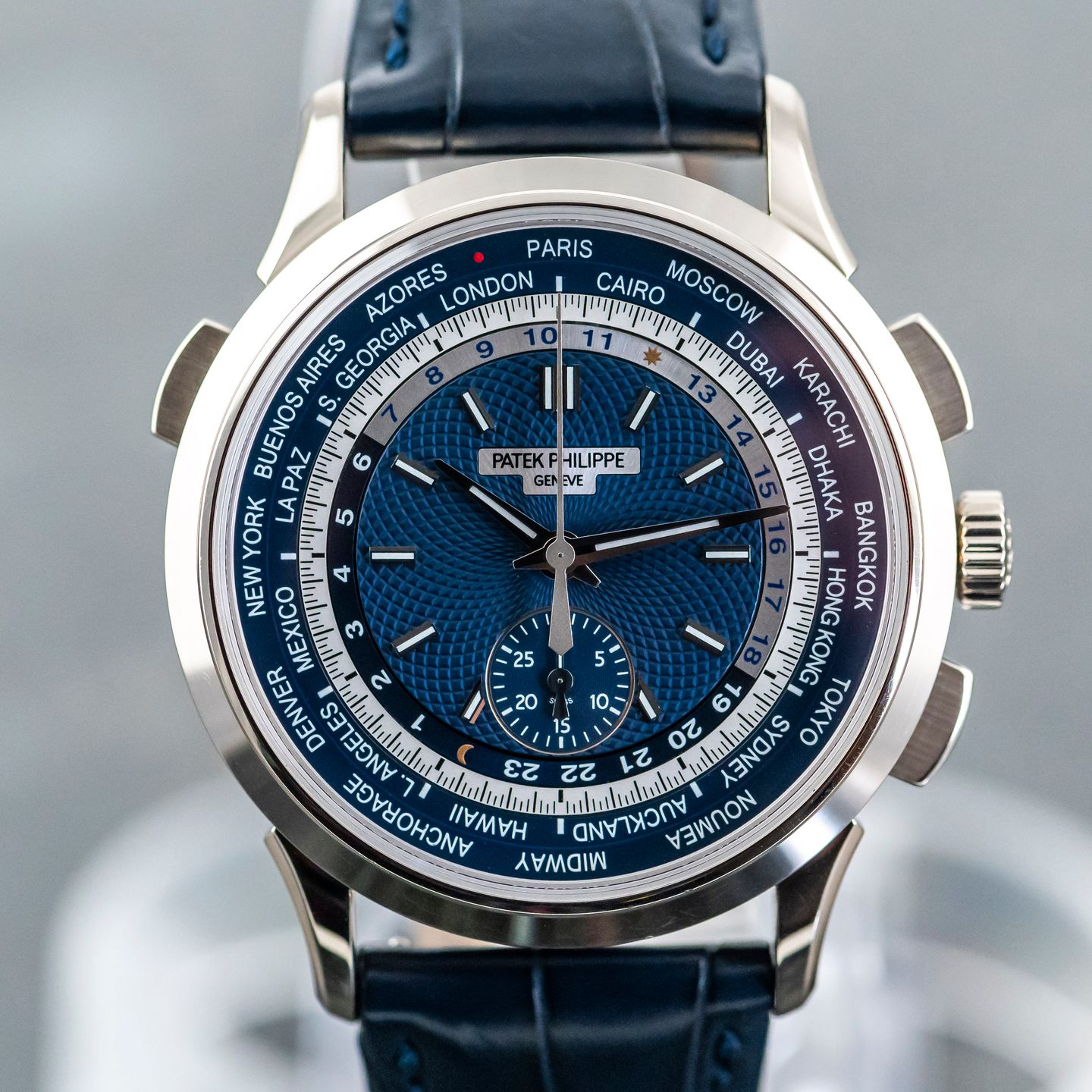 Patek Philippe World Time Chronograph 5930G-001 (2018) - Blue dial 40 mm White Gold case (6/8)