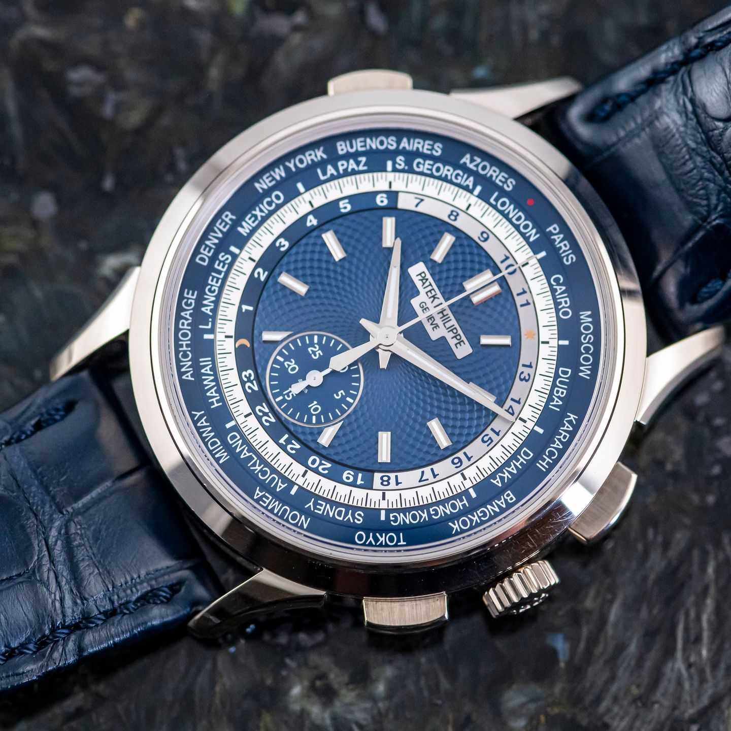 Patek Philippe World Time Chronograph 5930G-001 (2018) - Blauw wijzerplaat 40mm Witgoud (1/8)