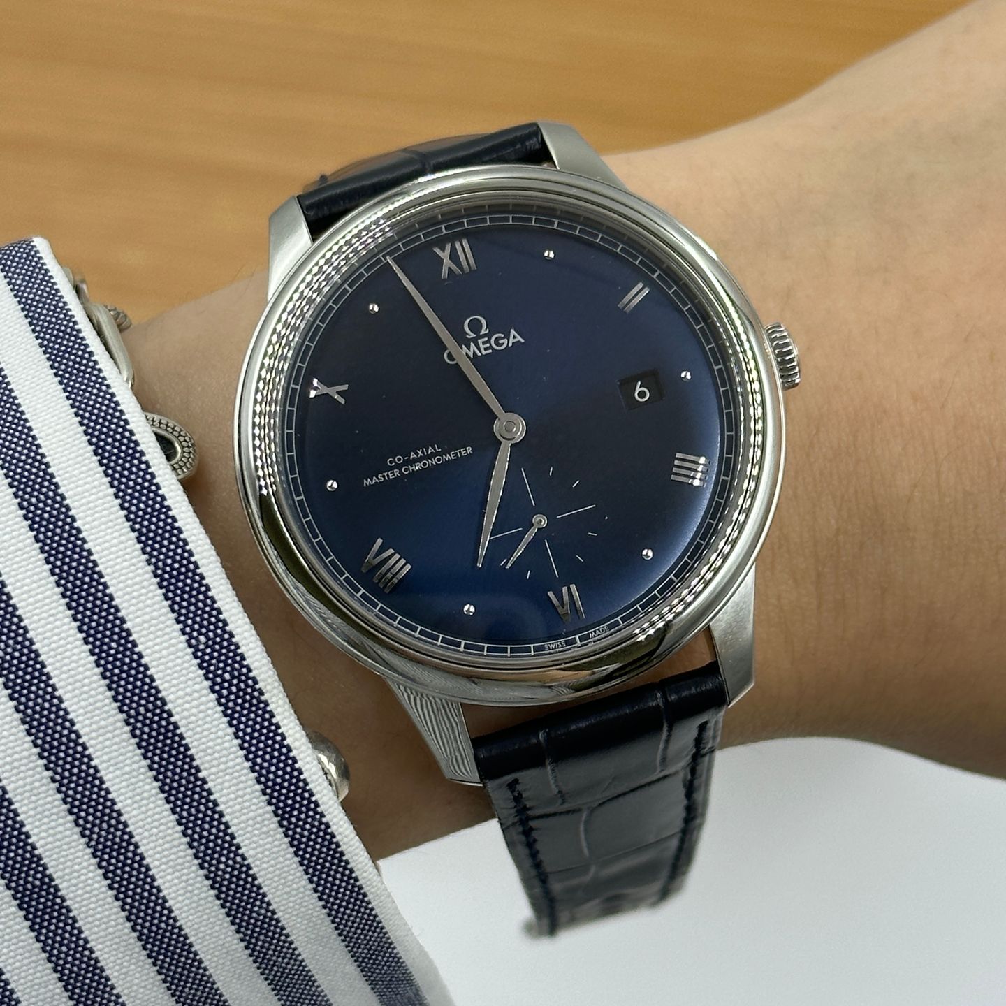 Omega De Ville Prestige 434.13.41.20.03.001 (2024) - Blue dial 41 mm Steel case (8/8)