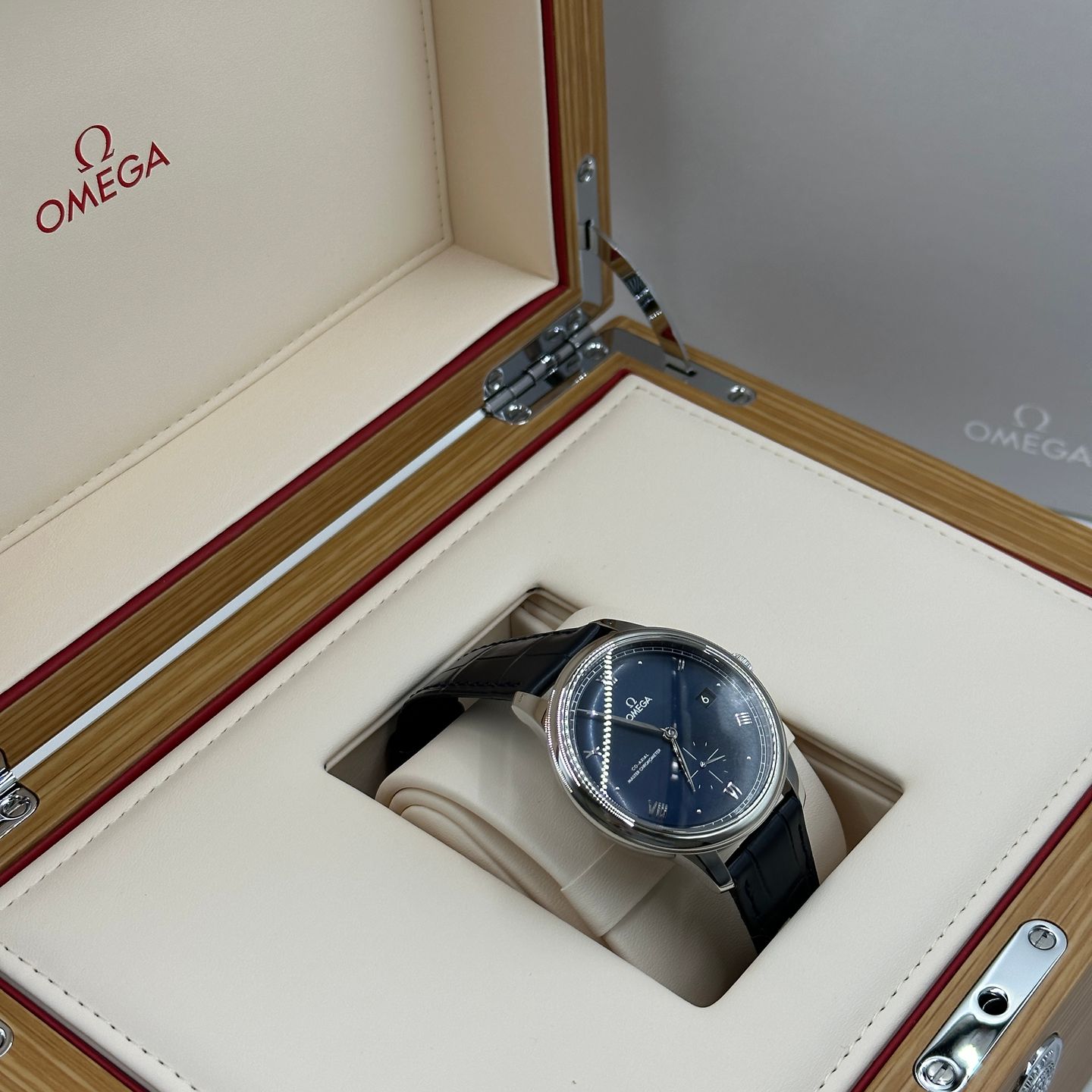 Omega De Ville Prestige 434.13.41.20.03.001 (2024) - Blauw wijzerplaat 41mm Staal (2/8)