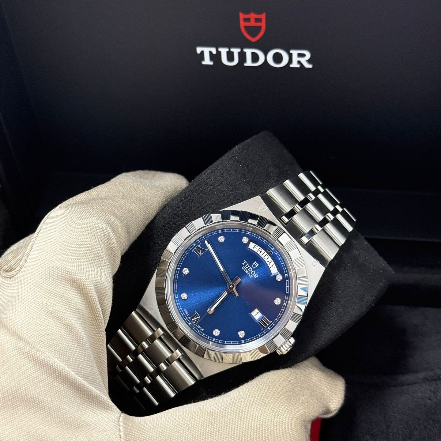 Tudor Royal 28600 (2024) - Blue dial 41 mm Steel case (3/6)