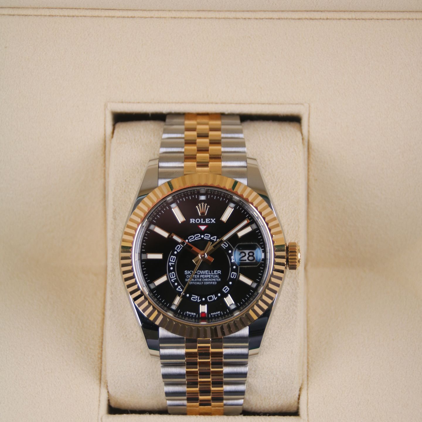 Rolex Sky-Dweller 326933 (2021) - Black dial 42 mm Gold/Steel case (3/8)