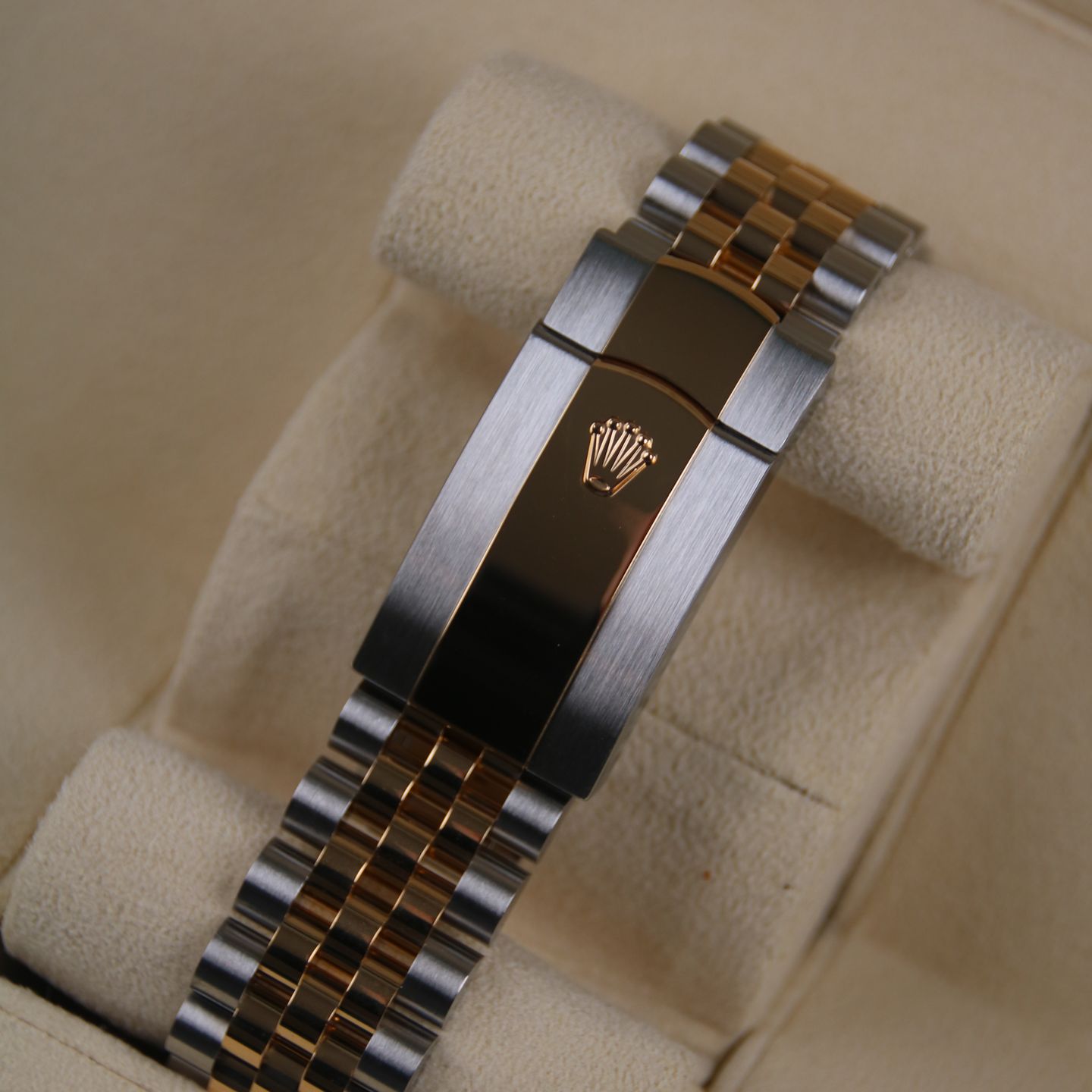 Rolex Sky-Dweller 326933 (2021) - Black dial 42 mm Gold/Steel case (7/8)