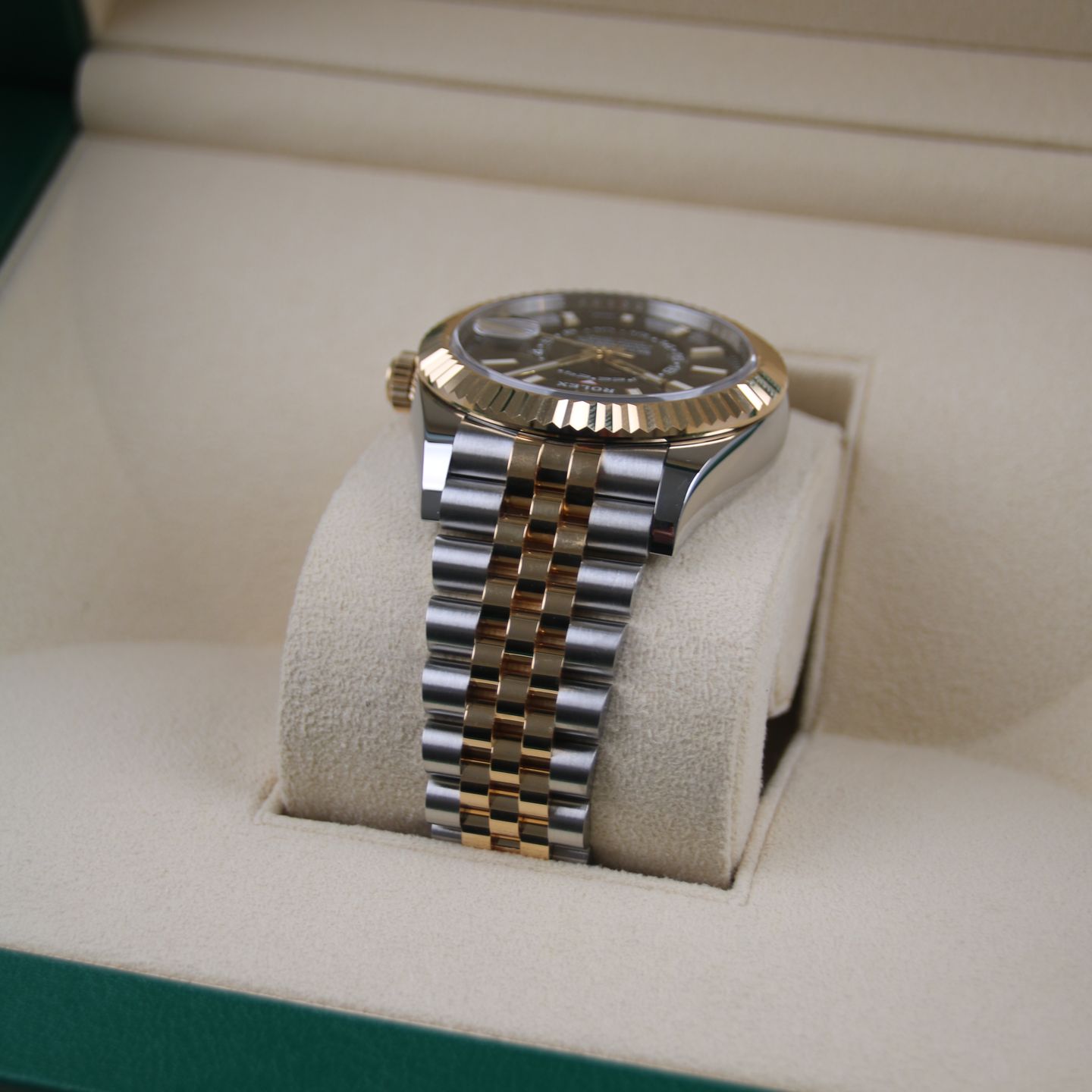 Rolex Sky-Dweller 326933 (2021) - Black dial 42 mm Gold/Steel case (5/8)